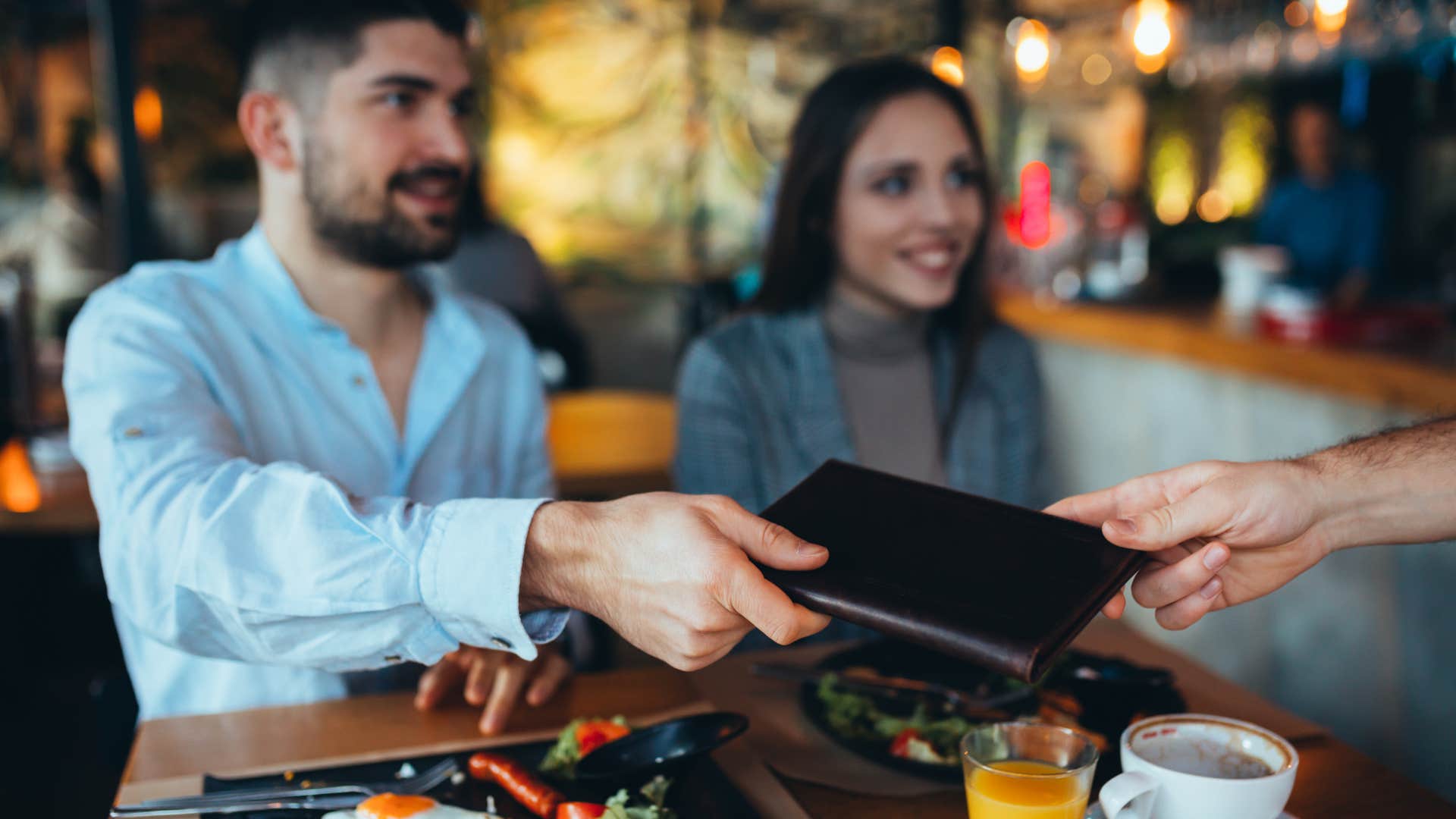 Couple on date offers to pay the bill