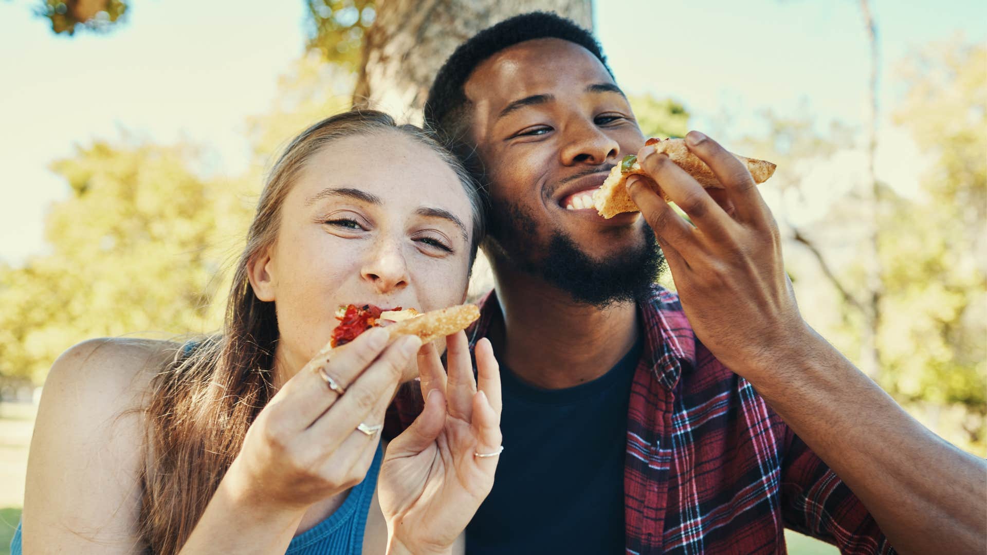 couple on date bringing positive energy