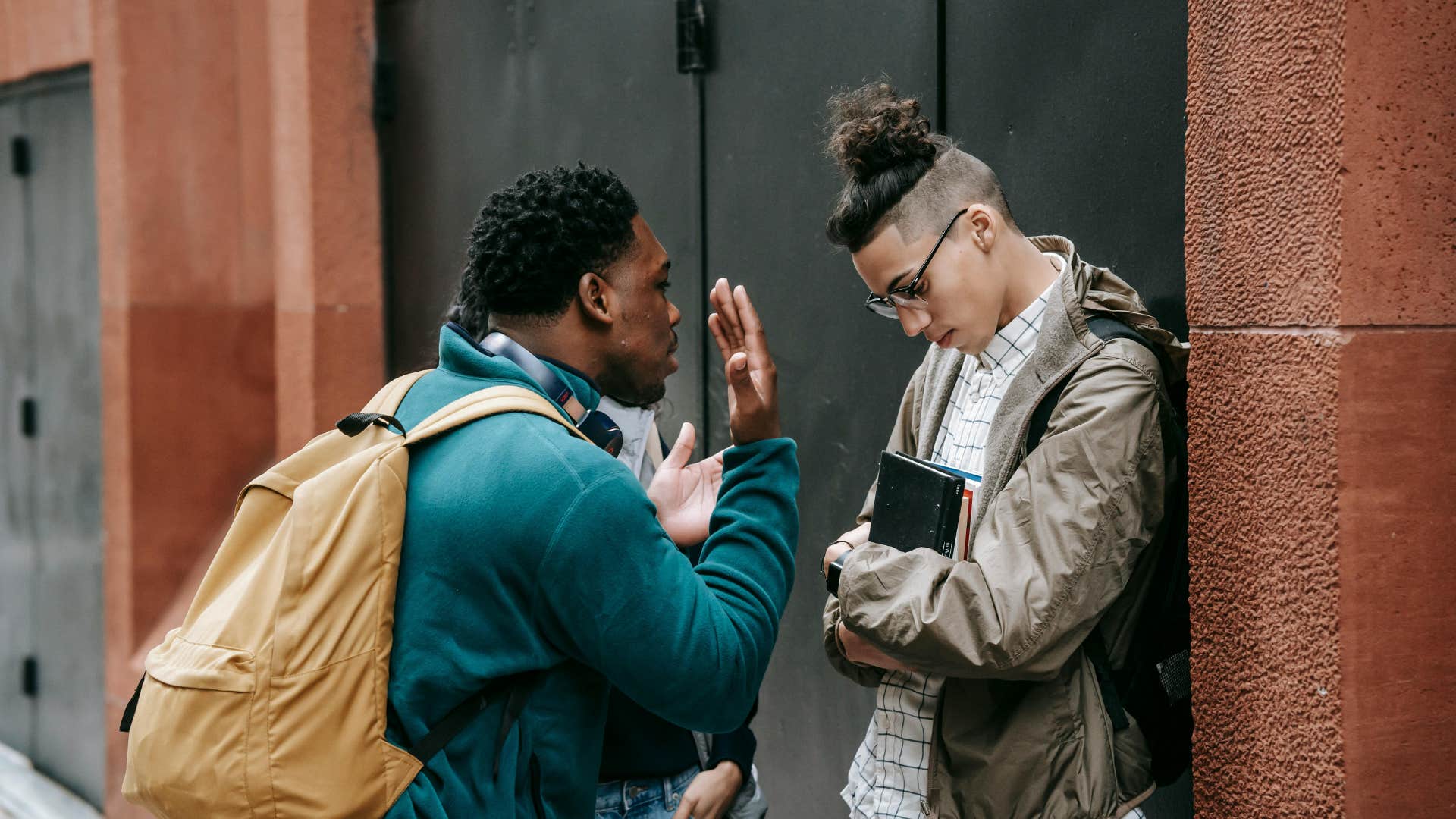 people who subtly dominate every conversation use these sneaky tactics withholding pauses