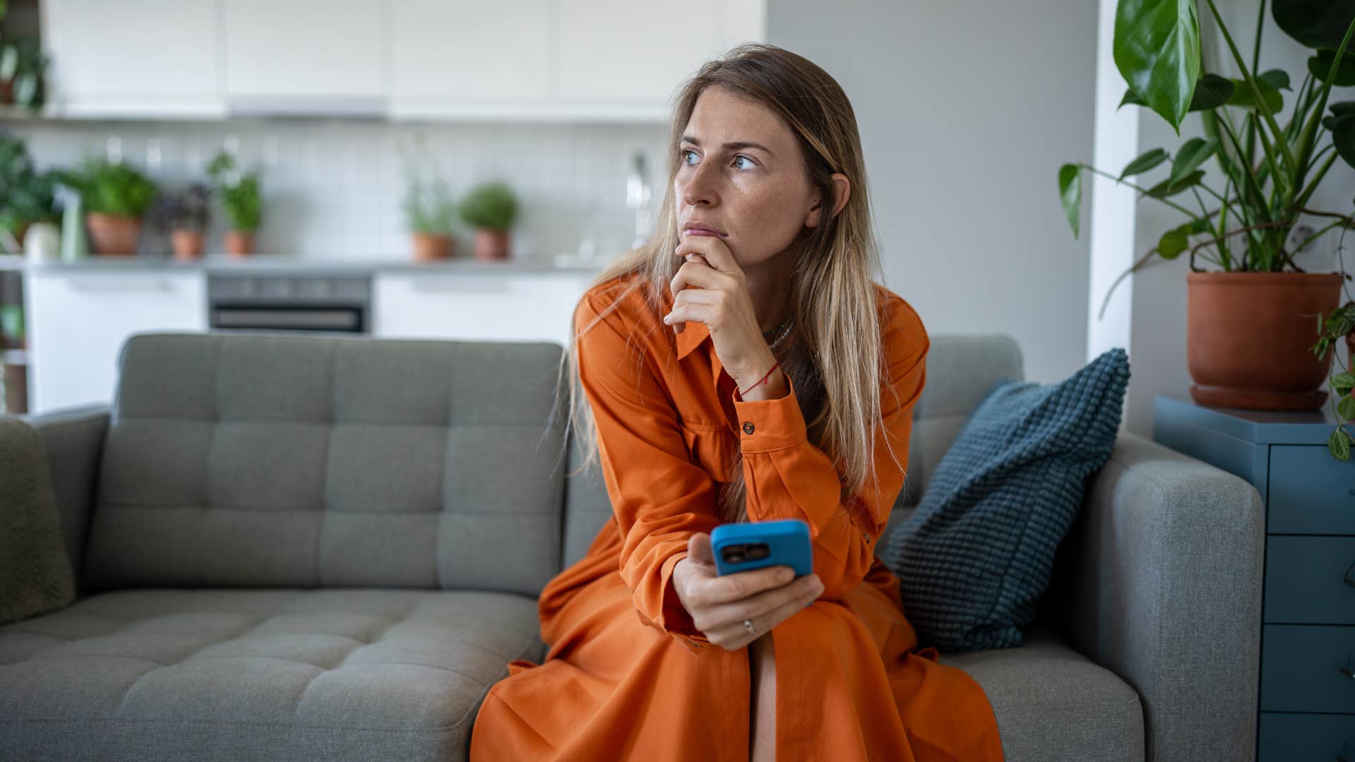 woman without kids making plans on her phone