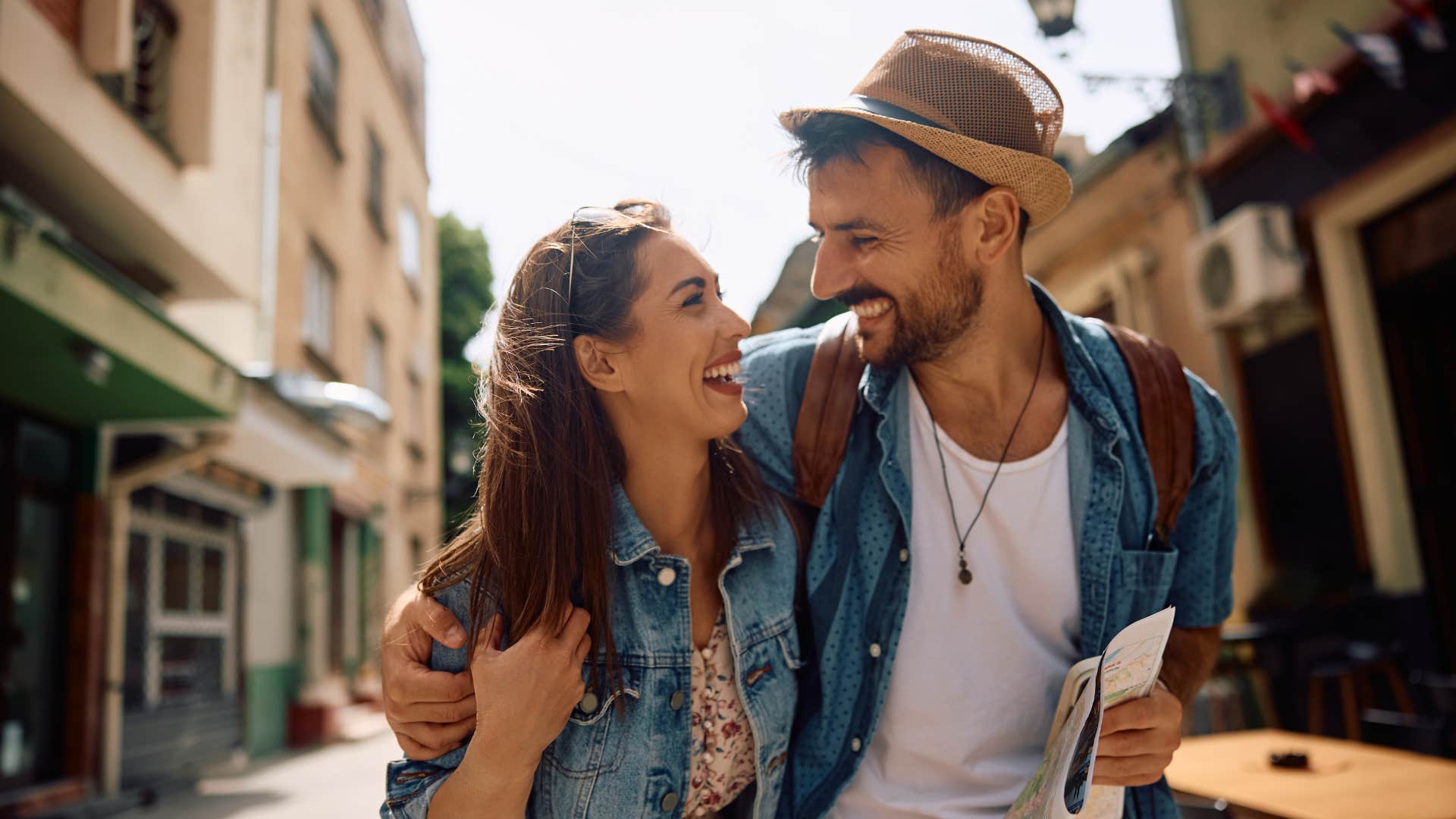 couple without kids traveling the world