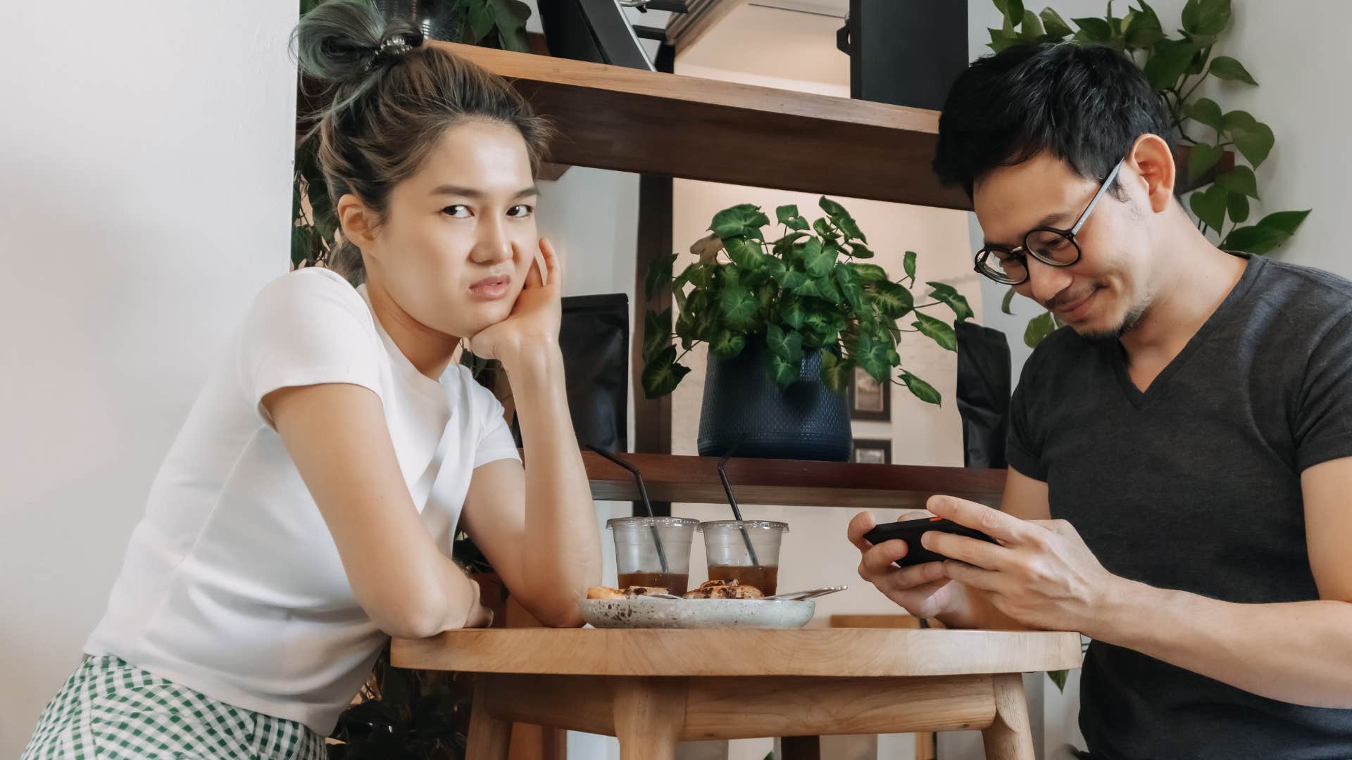 woman on a date with a rude misogynistic man ignoring her
