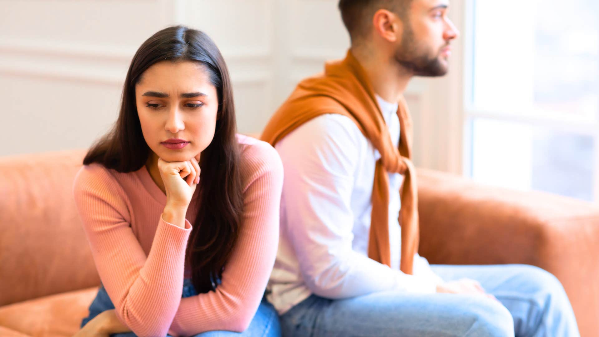 signs the person you love pretending to be happy with you don’t engage in deep conversations