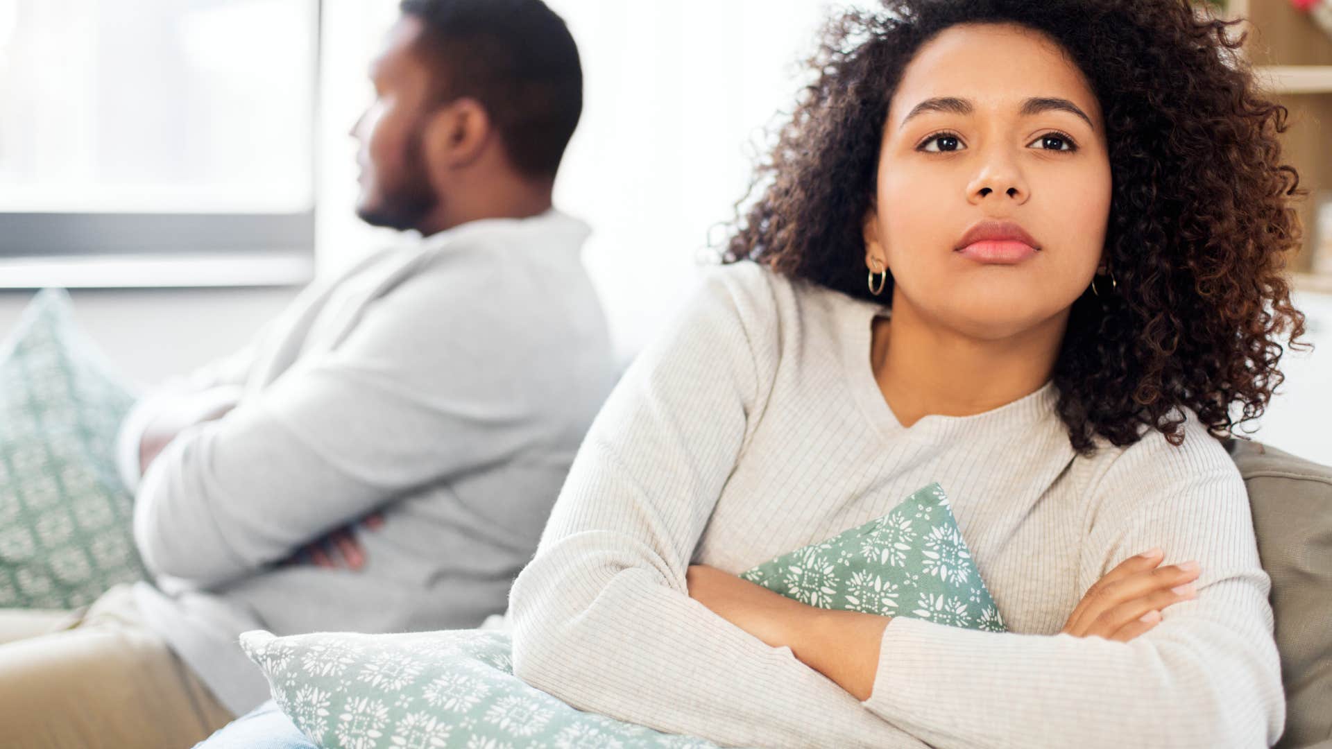 signs the person you love pretending to be happy with you lack emotional connection