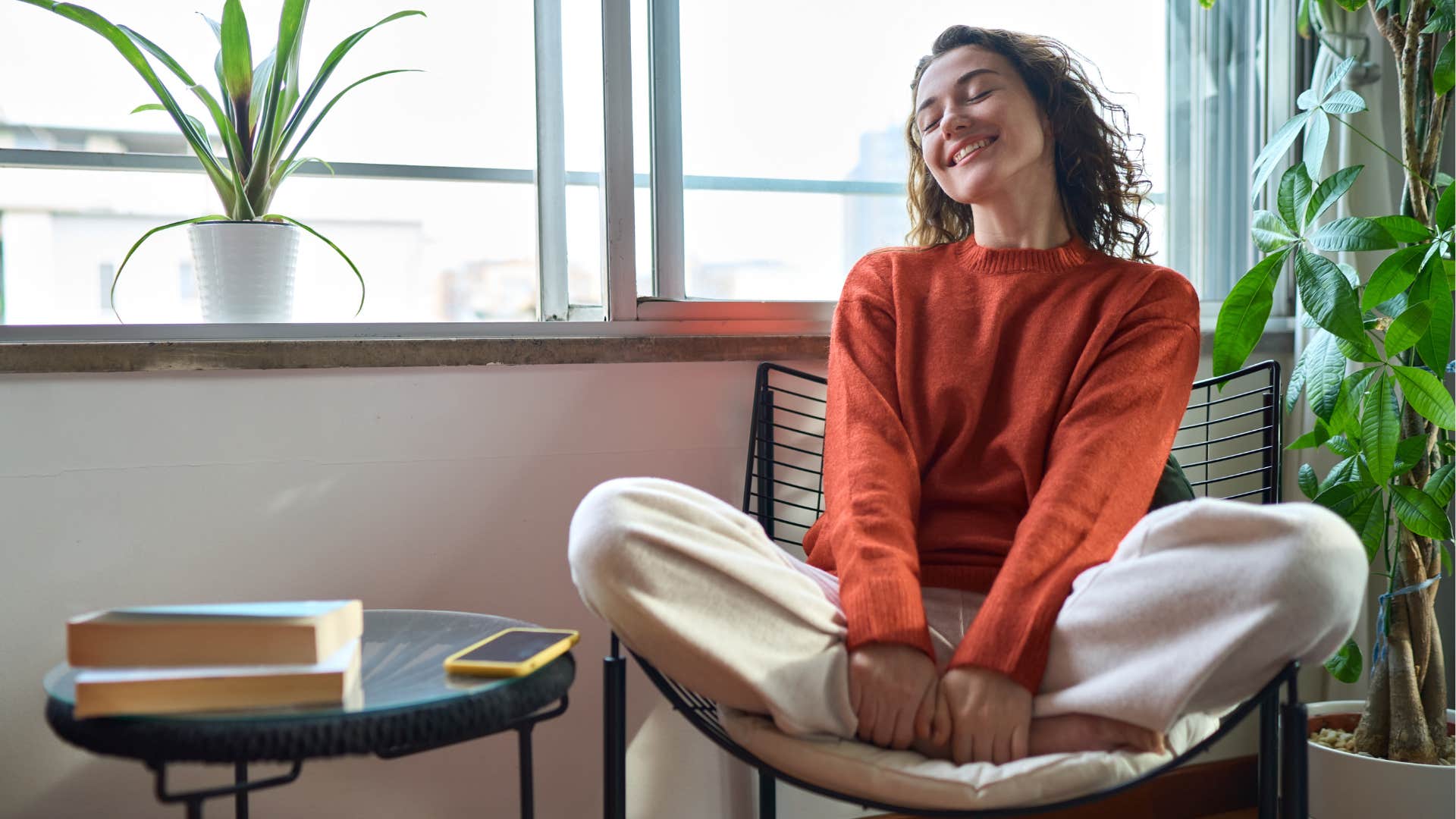 woman who is naturally self-aware taking pauses throughout the day