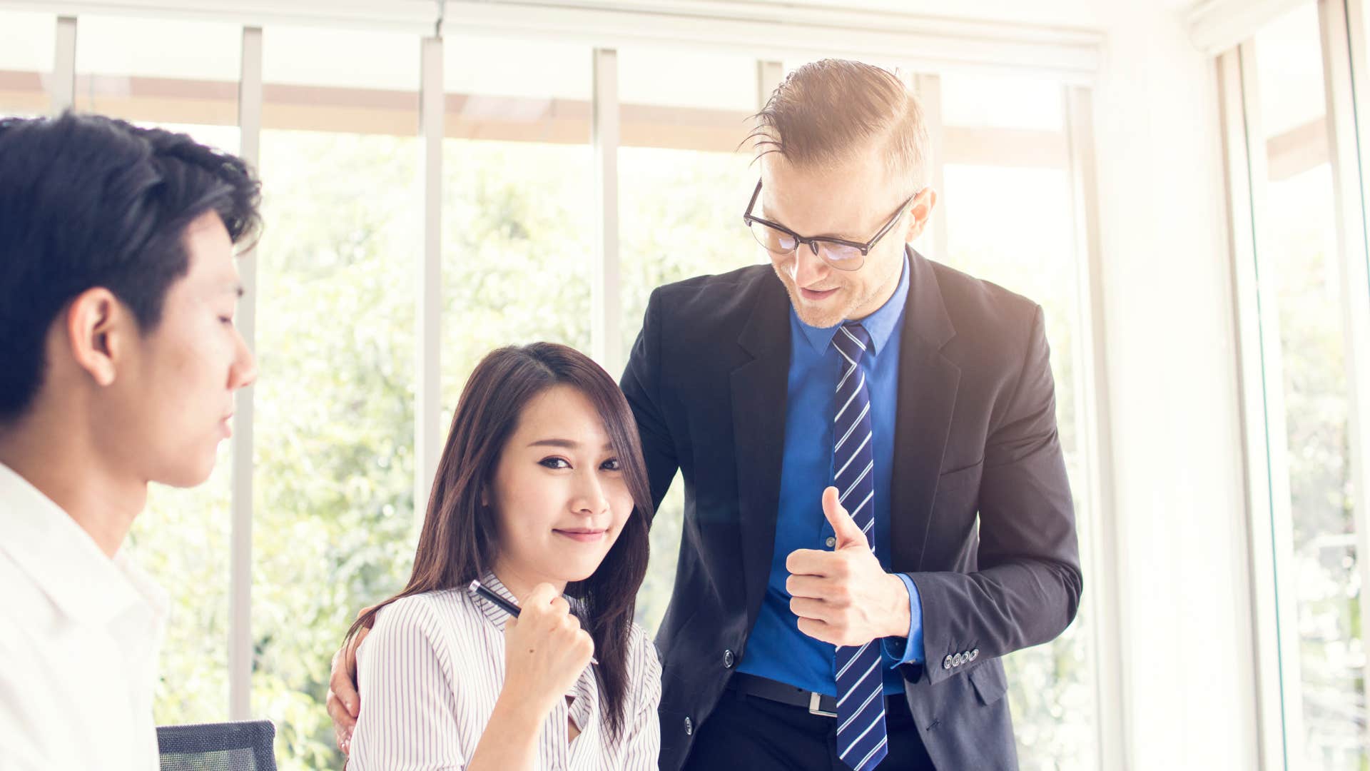 these are small habits that make someone instantly likable, offering sincere, specific compliments