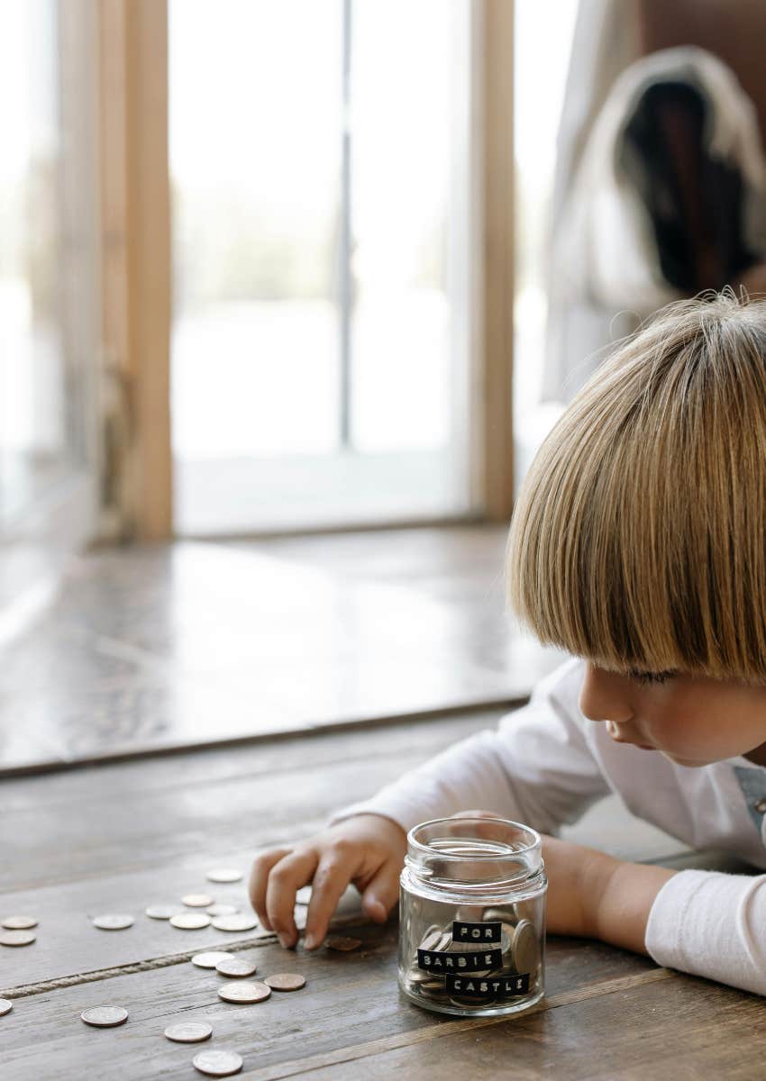 child counting coins