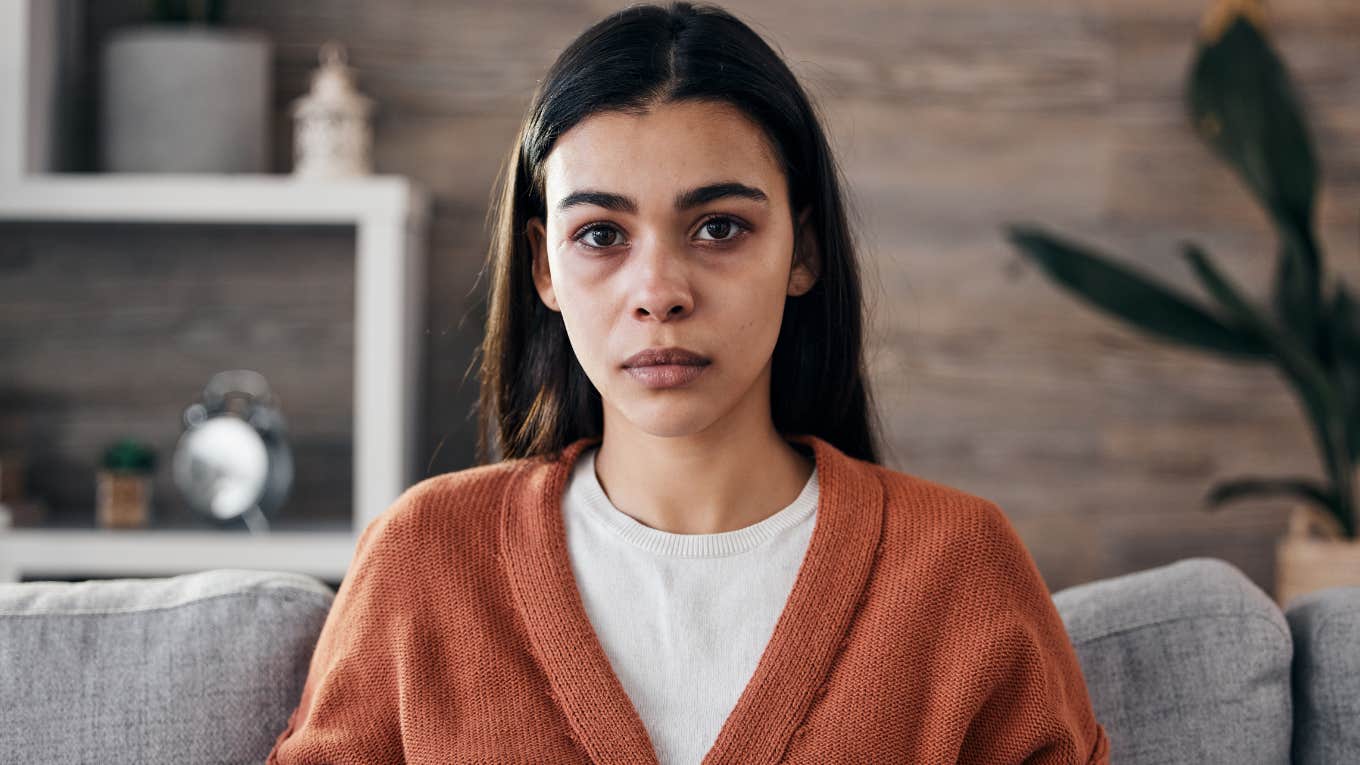 woman with narcissistic parents sitting down for therapy session