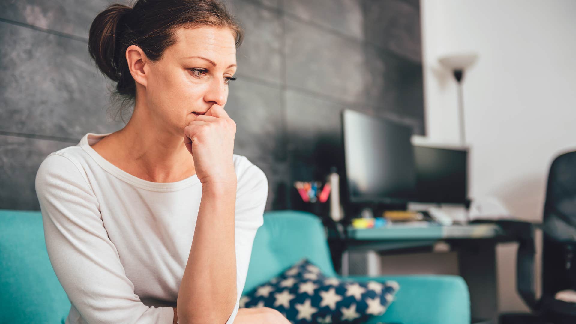 deeply unhappy woman saying no one understands her