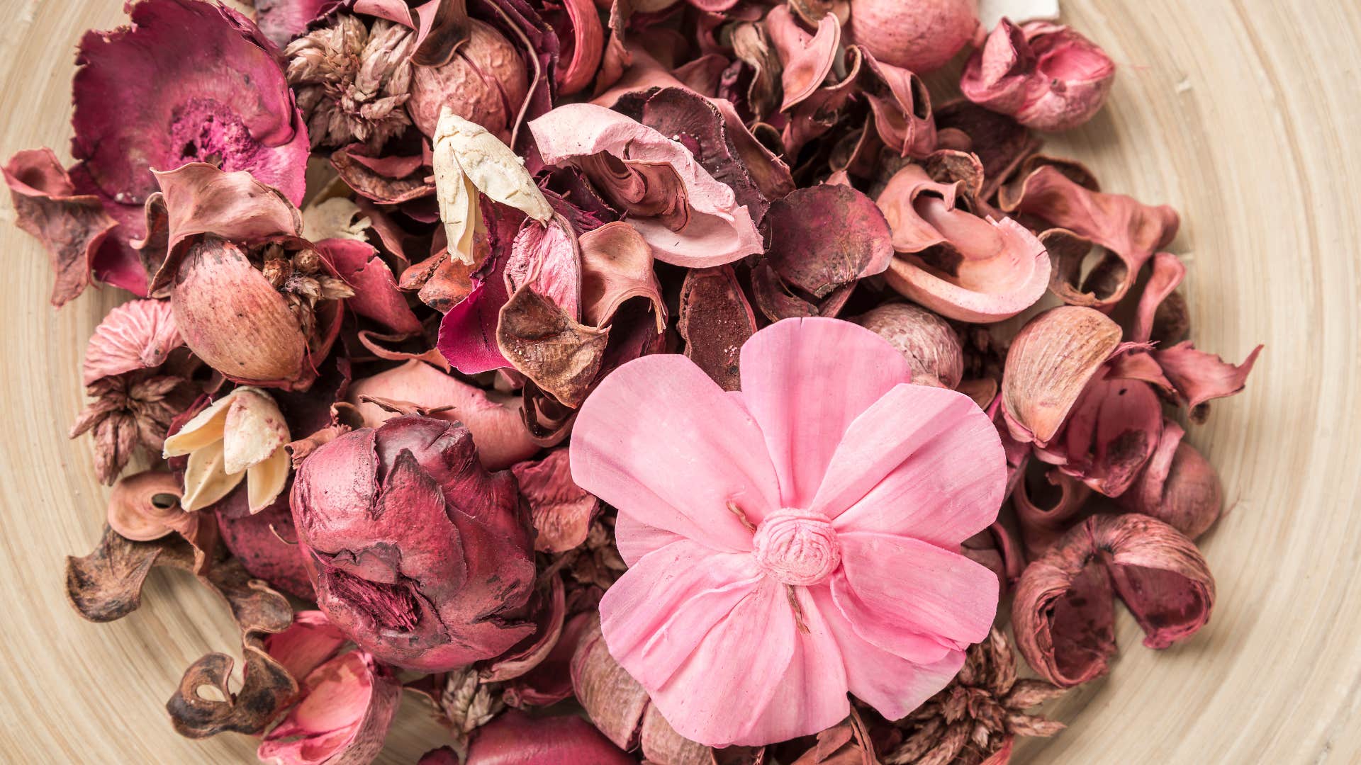 thing every millennial kid had in their house growing up pretty much without exception a bowl of potpourri