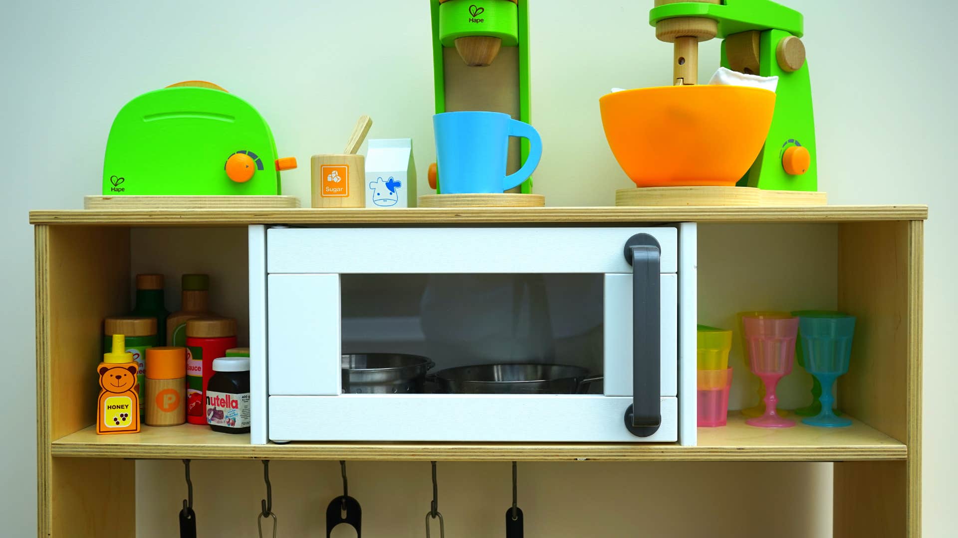 thing every millennial kid had in their house growing up pretty much without exception an easy bake oven