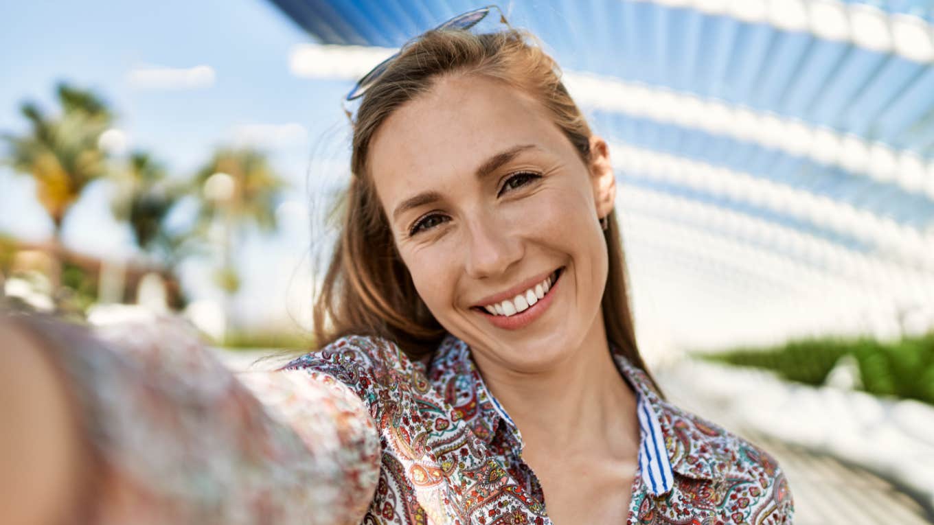 Things Extroverts Find Enjoyable That Introverts Can't Stand extroverted woman having fun taking a selfie