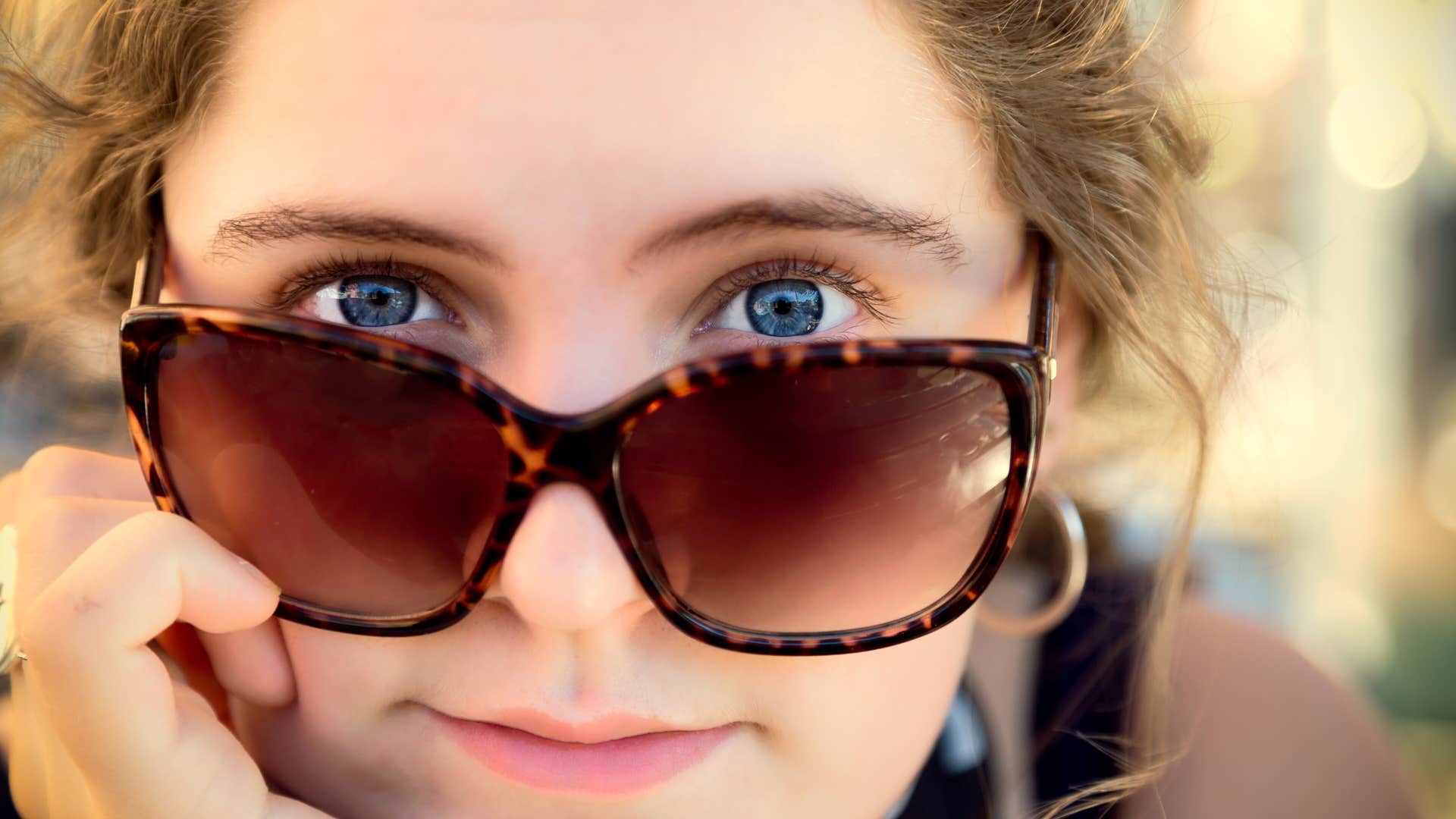 things that instantly annoy true introverts but extroverts love deep eye contact