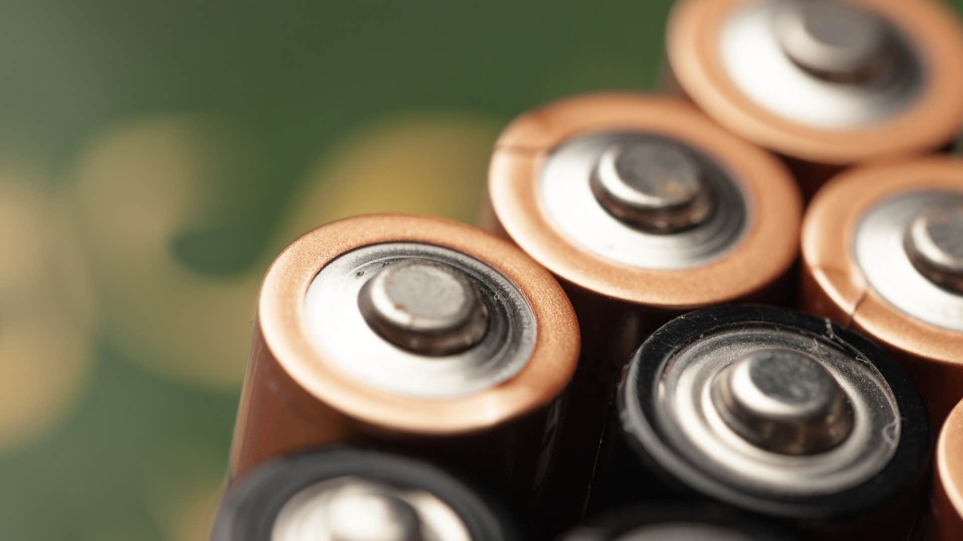 things people who are truly prepared for any situation always keep in their car batteries