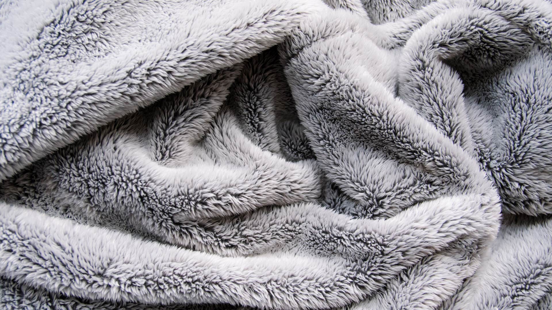 things people who are truly prepared for any situation always keep in their car blankets