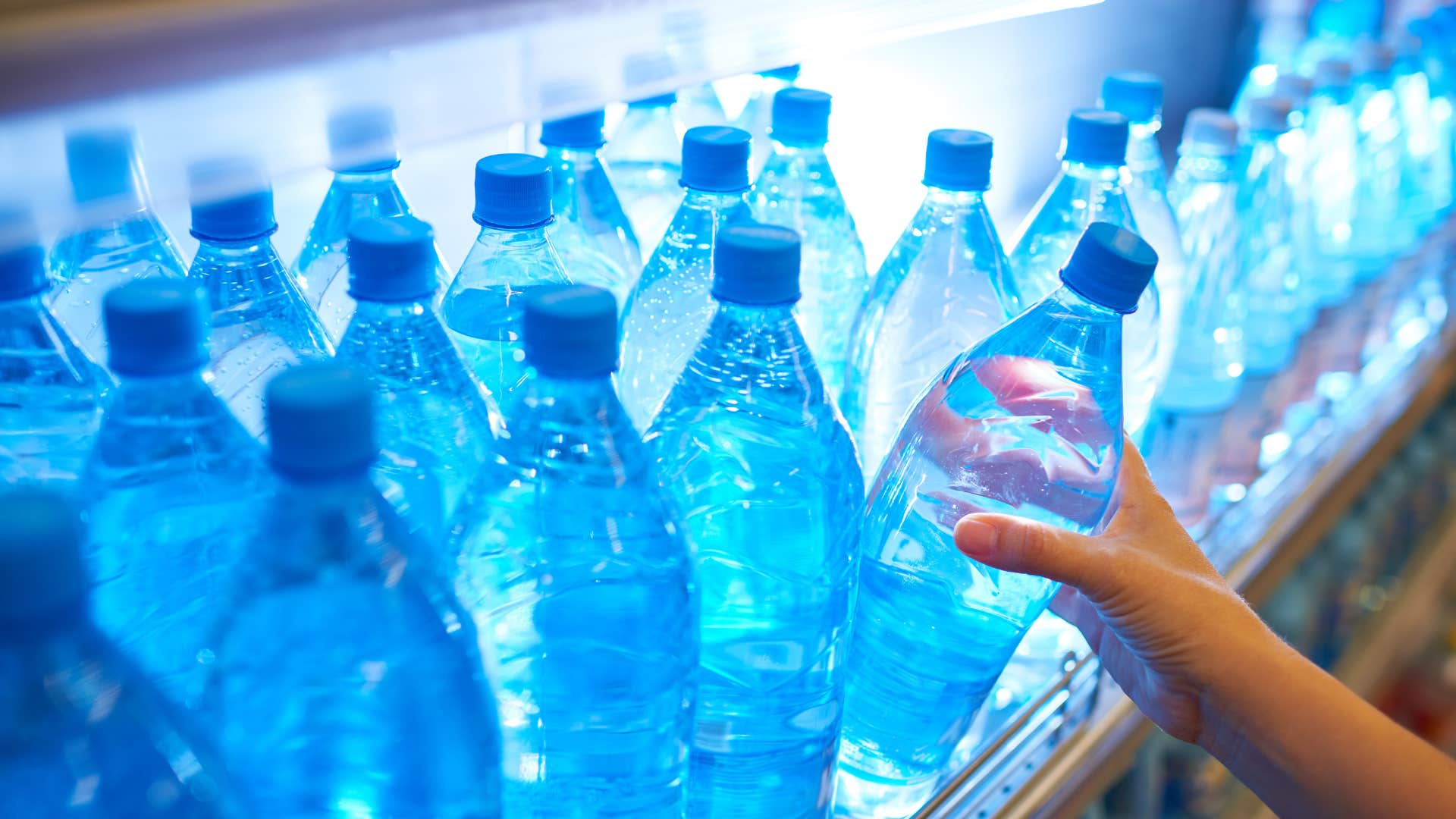 things people who are truly prepared for any situation always keep in their car bottled water