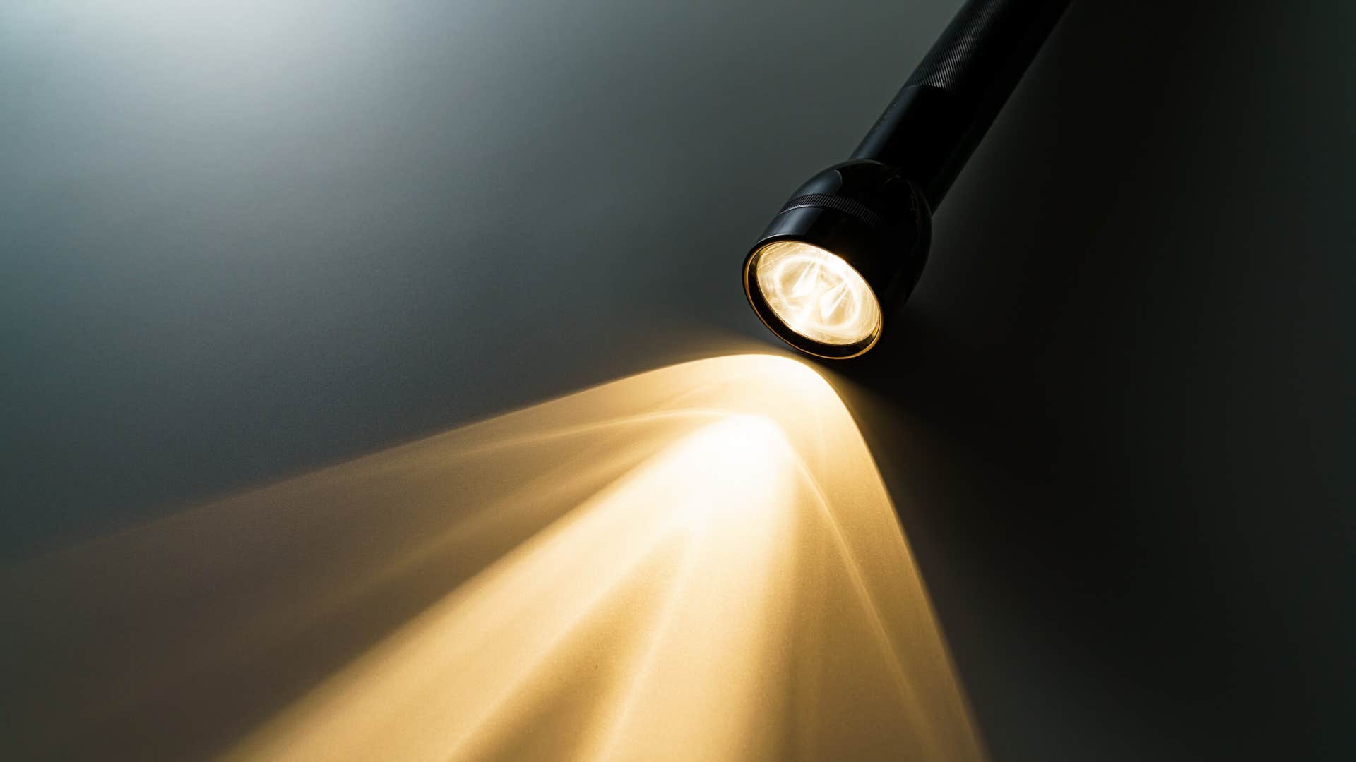 things people who are truly prepared for any situation always keep in their car flashlight