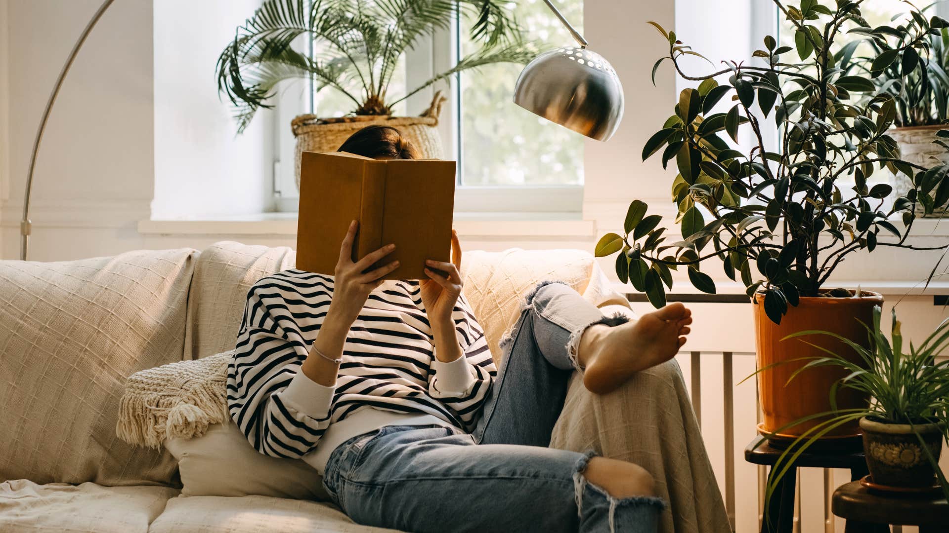 Things You Can Tell About Someone By Looking At Their Living Room Books, Plants And Candles