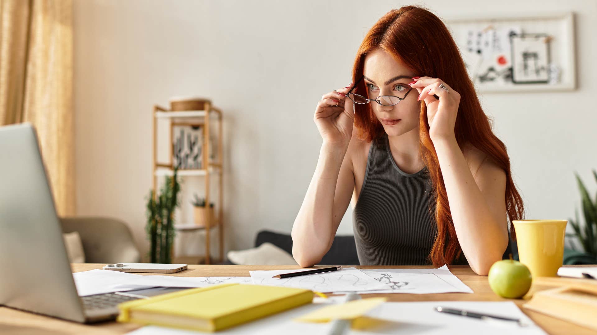 Things You Can Tell About Someone By Looking At Their Living Room Messy Desk