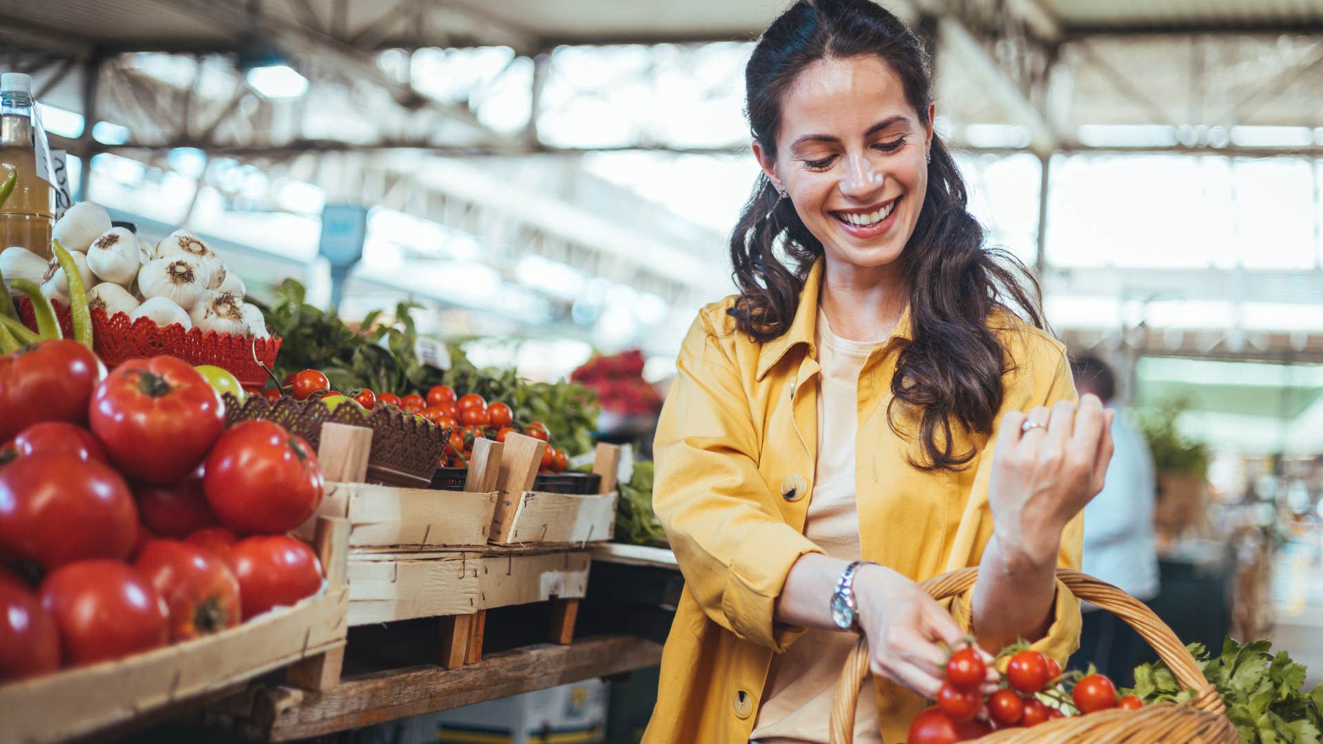 woman smiling and shopping at the farmers market