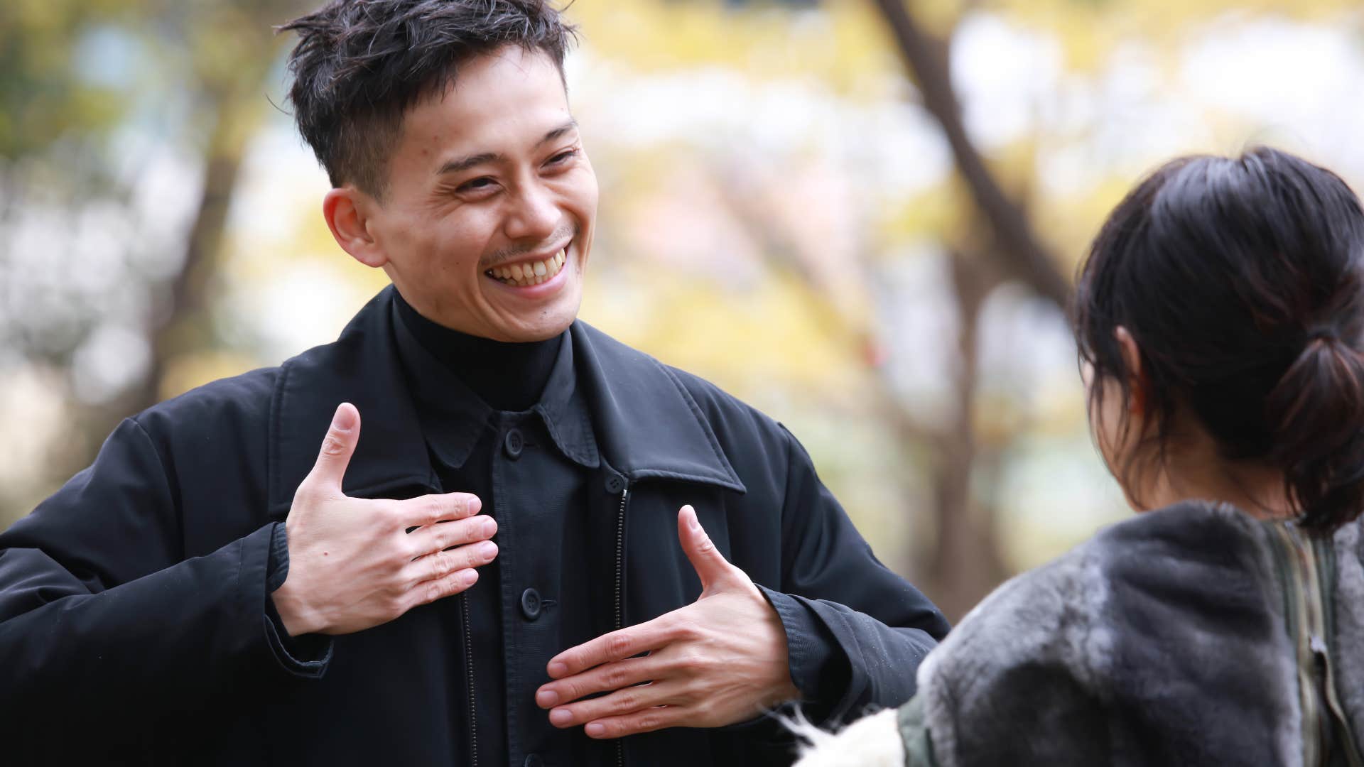 truly unique traits of highly charismatic people, they use body language that invites connection