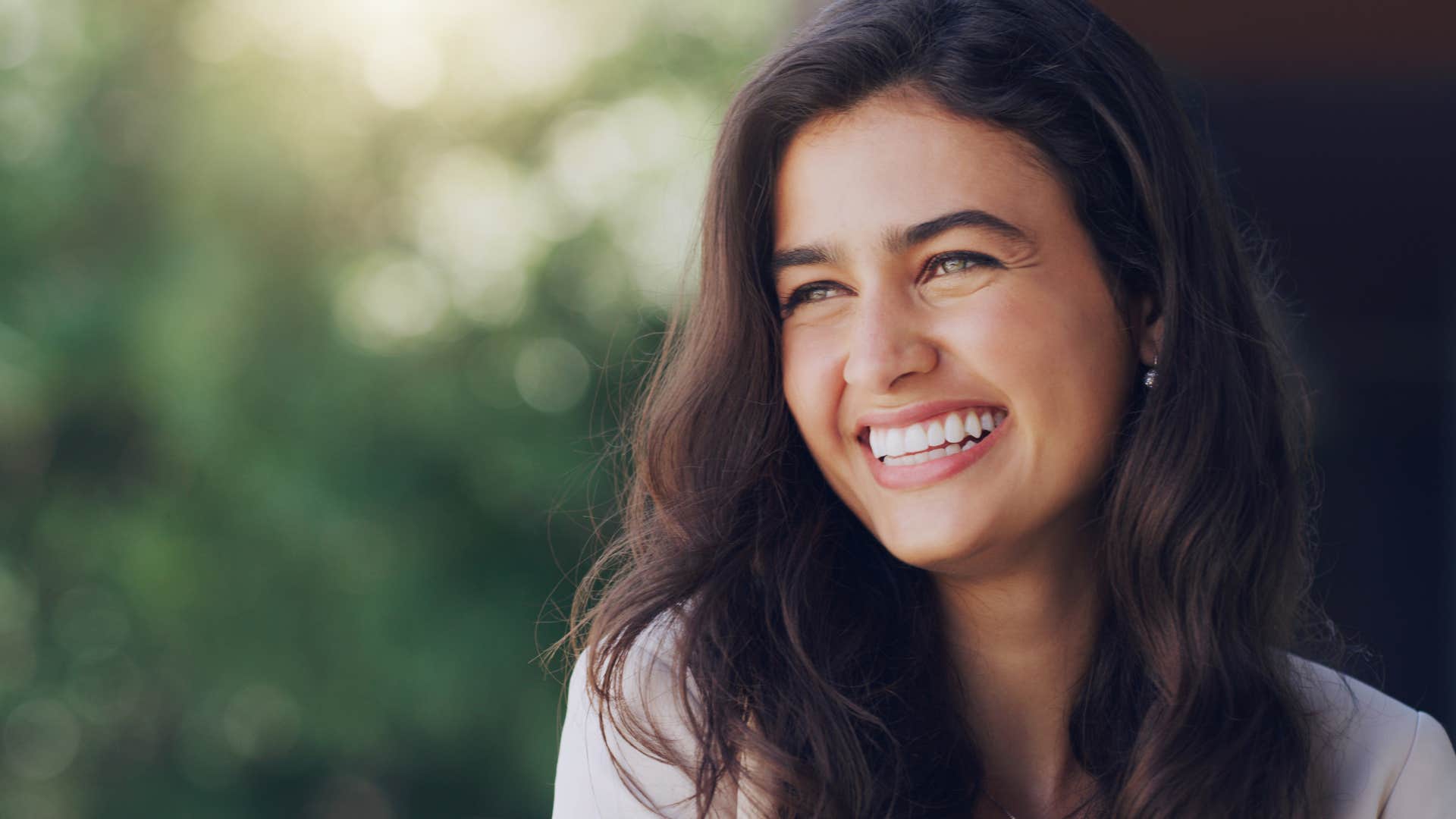 woman who is quieting her mind by reinforcing positive thoughts