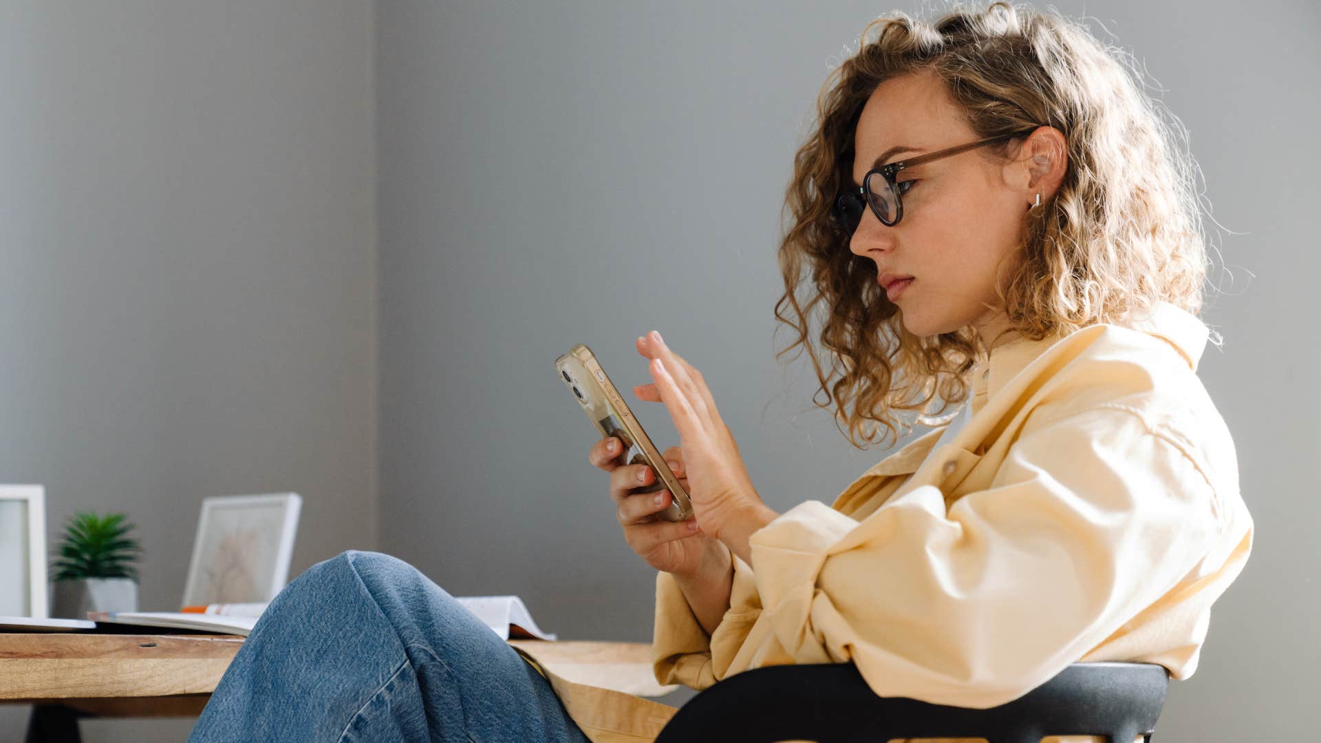 woman setting a scroll intention while on her phone