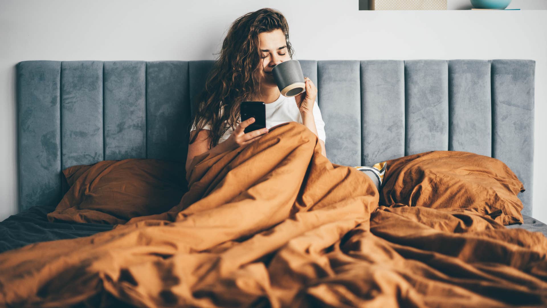 woman makes her partner think about her all the time by Sending him flirty texts throughout the day