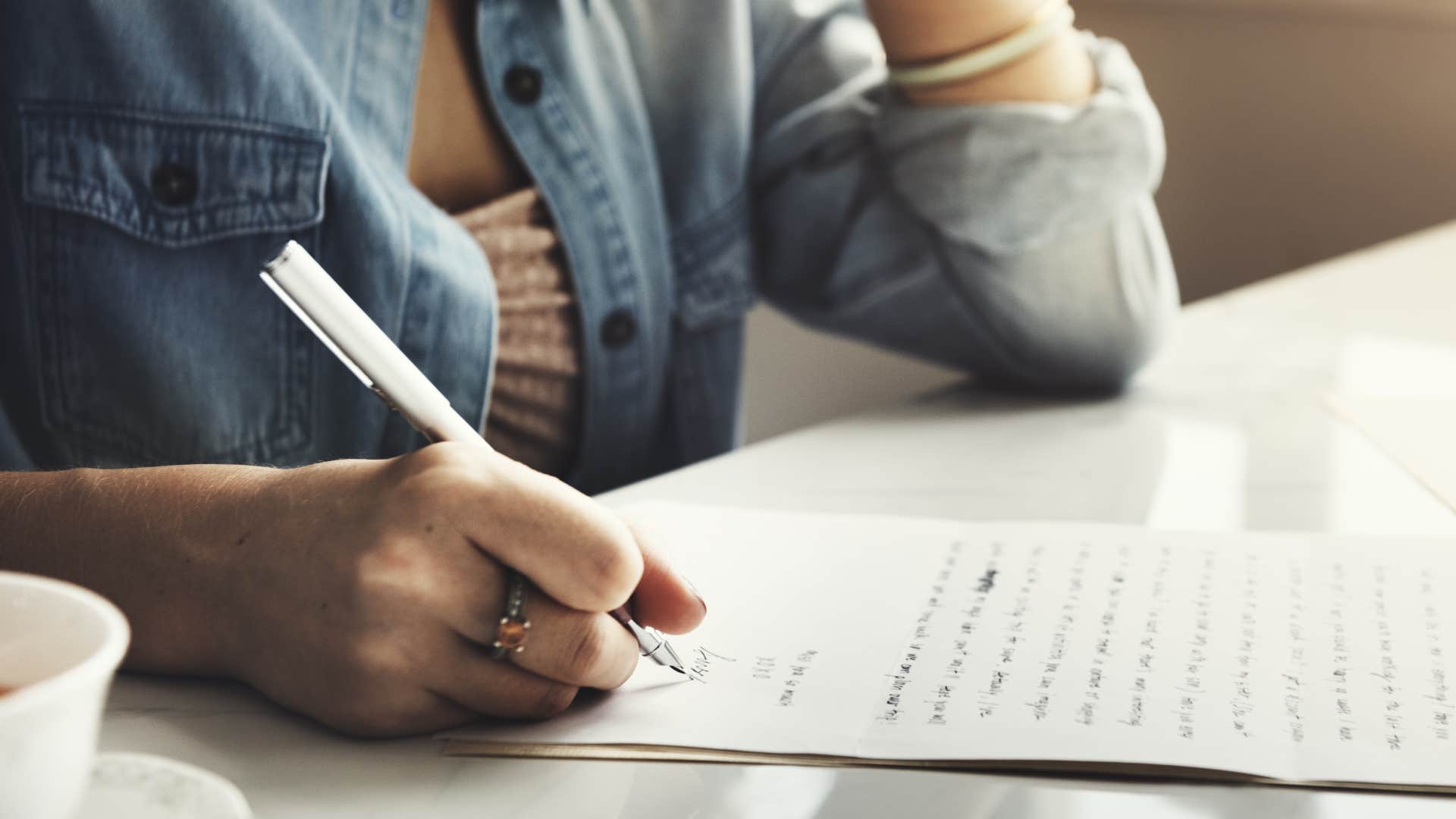woman makes her partner think about her all the time by Slipping him a handwritten note