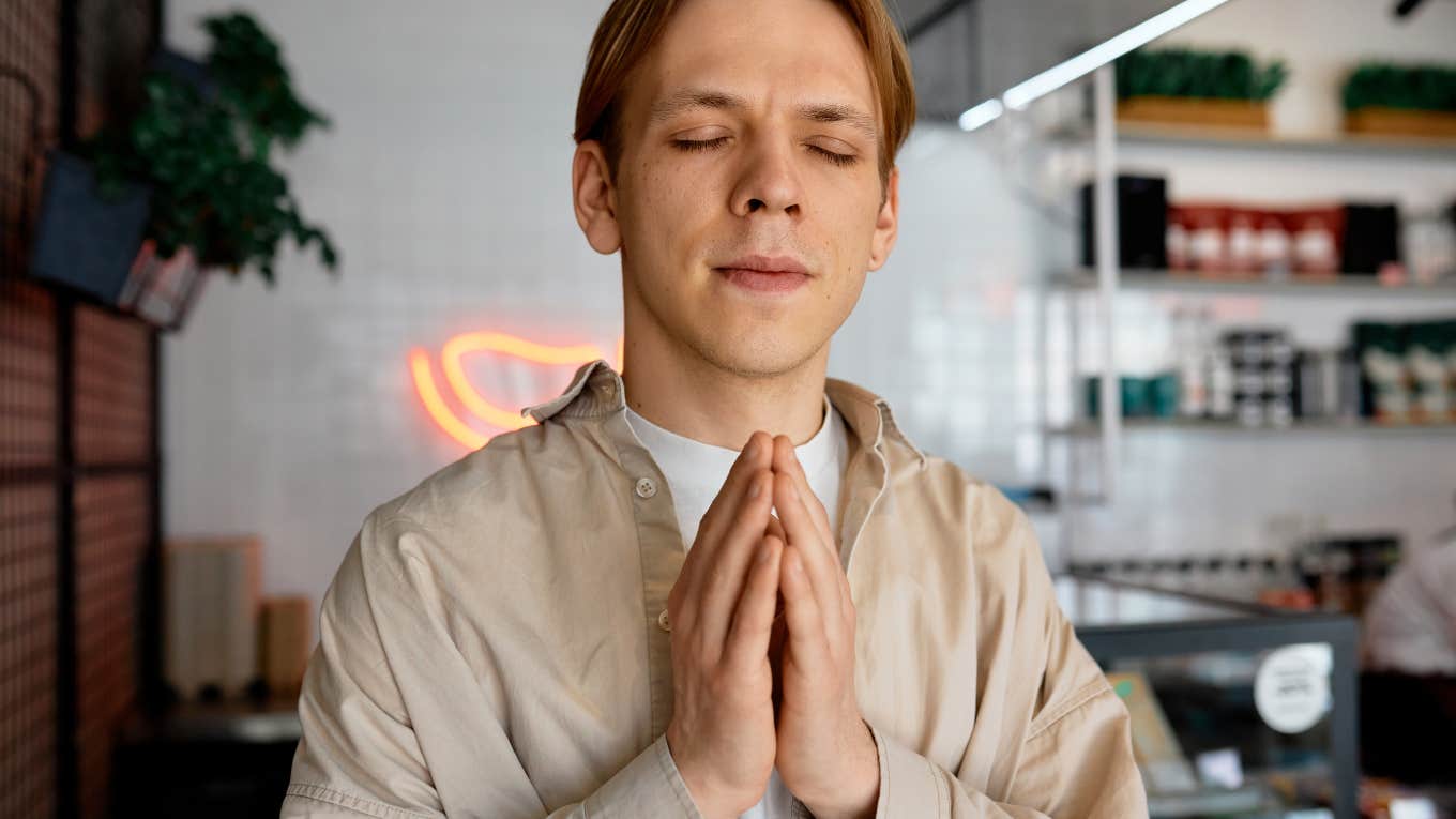 Woman Leaves A First Date After He Asks Her To Pray Over Their Food Woman Leaves A First Date After He Asks Her To Pray Over Their Food