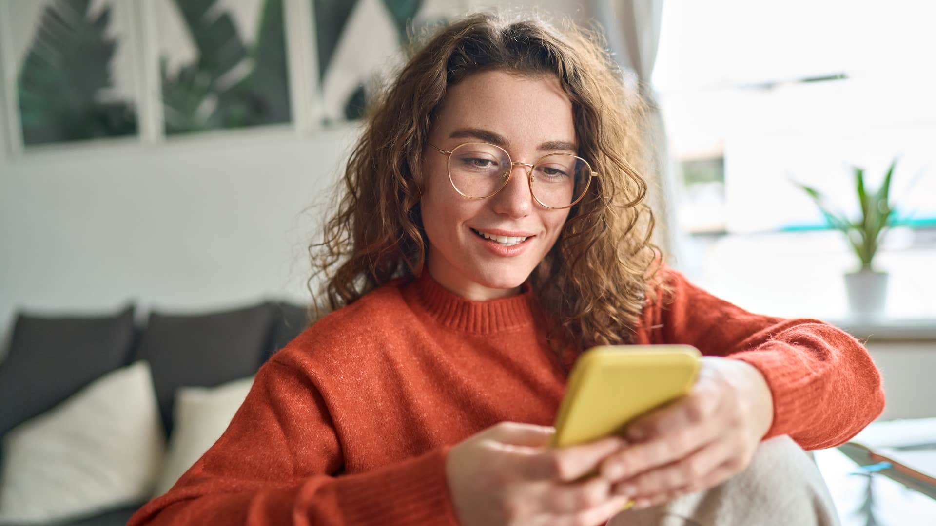 woman focusing on her phone instead of her husband at dinner
