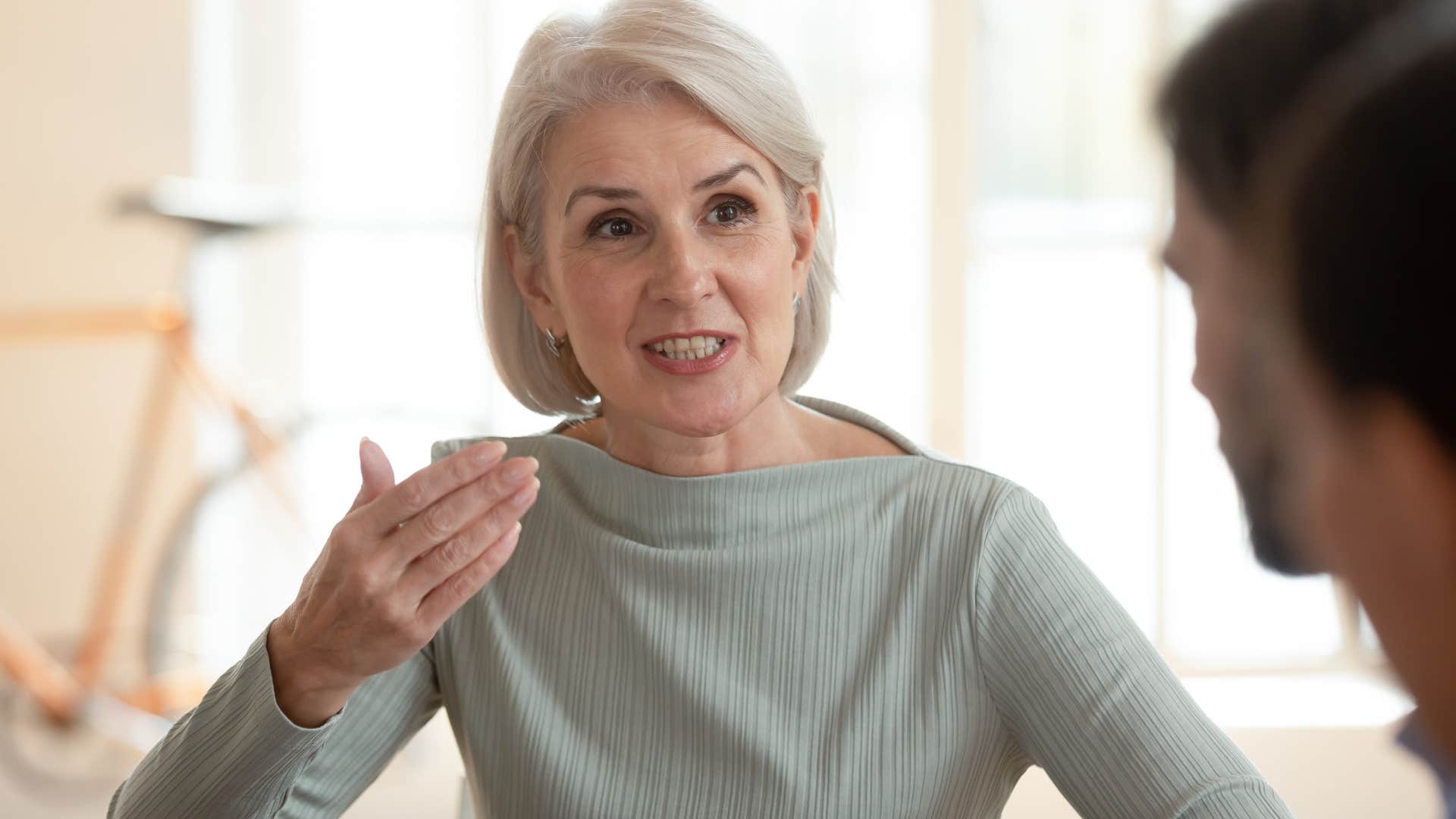 woman with experience with red flags talking to men