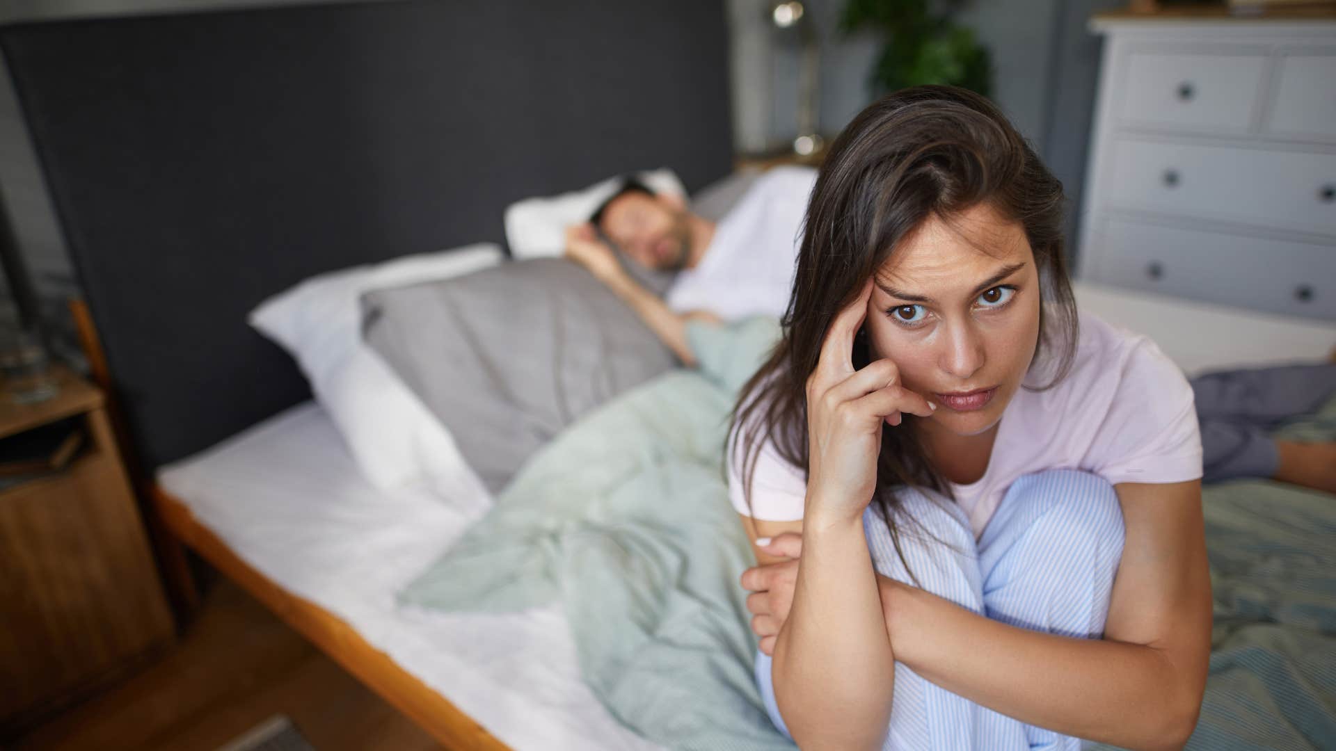 women who can’t stand sleeping next to their husbands often do these things at night create a barrier