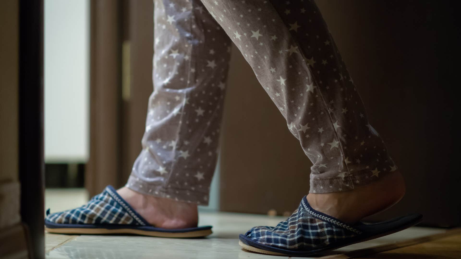 women who can’t stand sleeping next to their husbands often do these things at night frequent bathroom trips