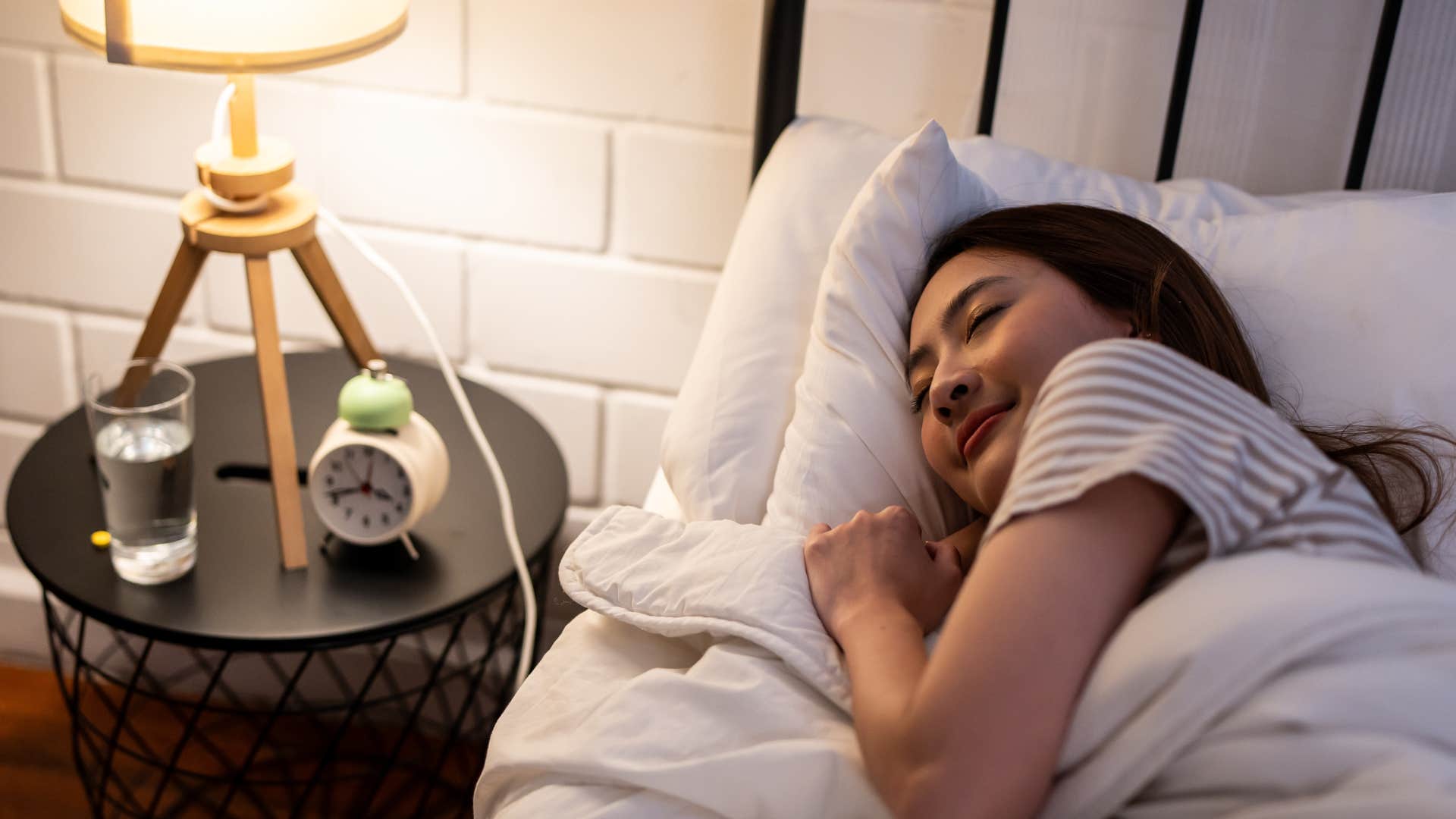 women who can’t stand sleeping next to their husbands often do these things at night sleep with lights on