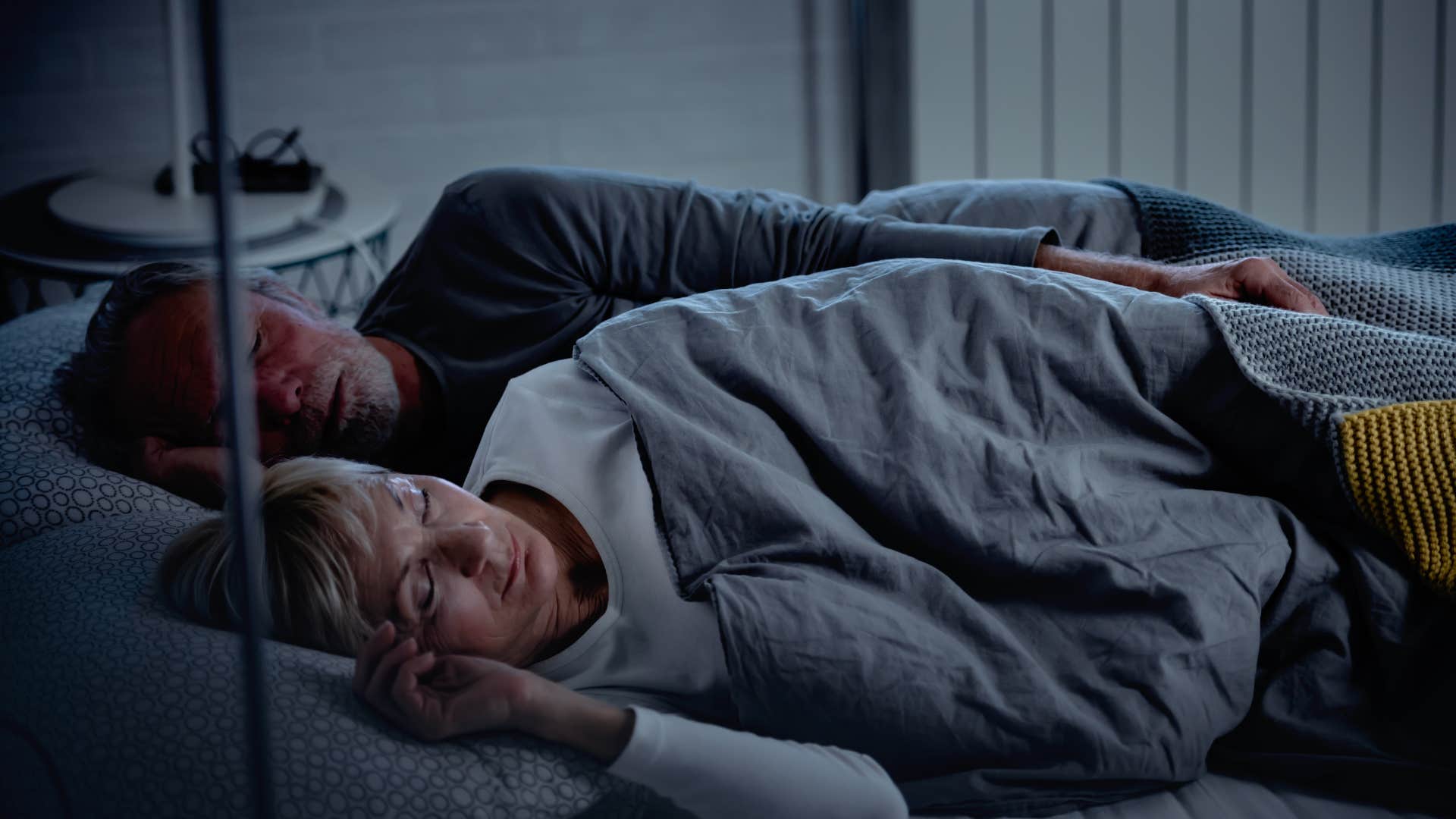 women who can’t stand sleeping next to their husbands often do these things at night sleeping with her back turned