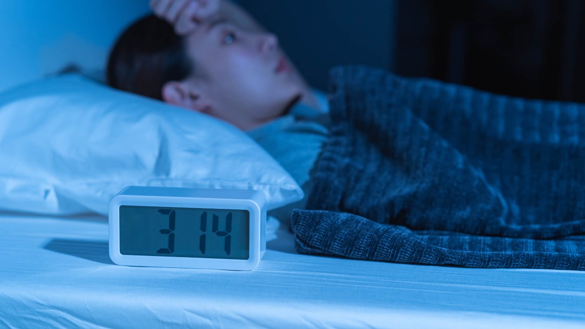 women who can’t stand sleeping next to their husbands often do these things at night stay awake late