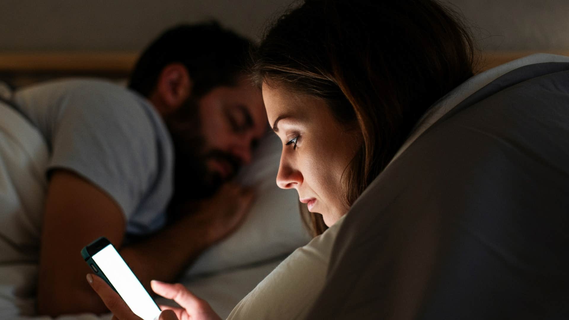 women who can’t stand sleeping next to their husbands often do these things at night stay on her phone