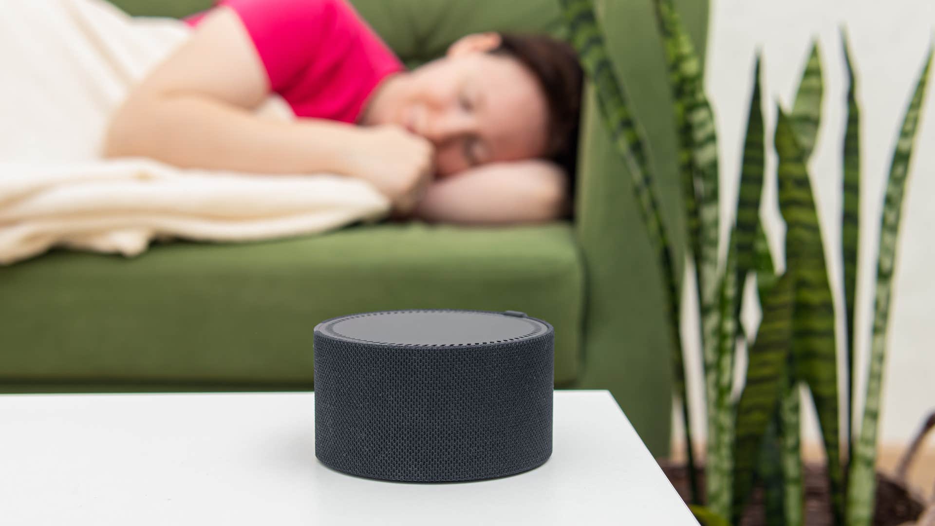 women who can’t stand sleeping next to their husbands often do these things at night use white noise