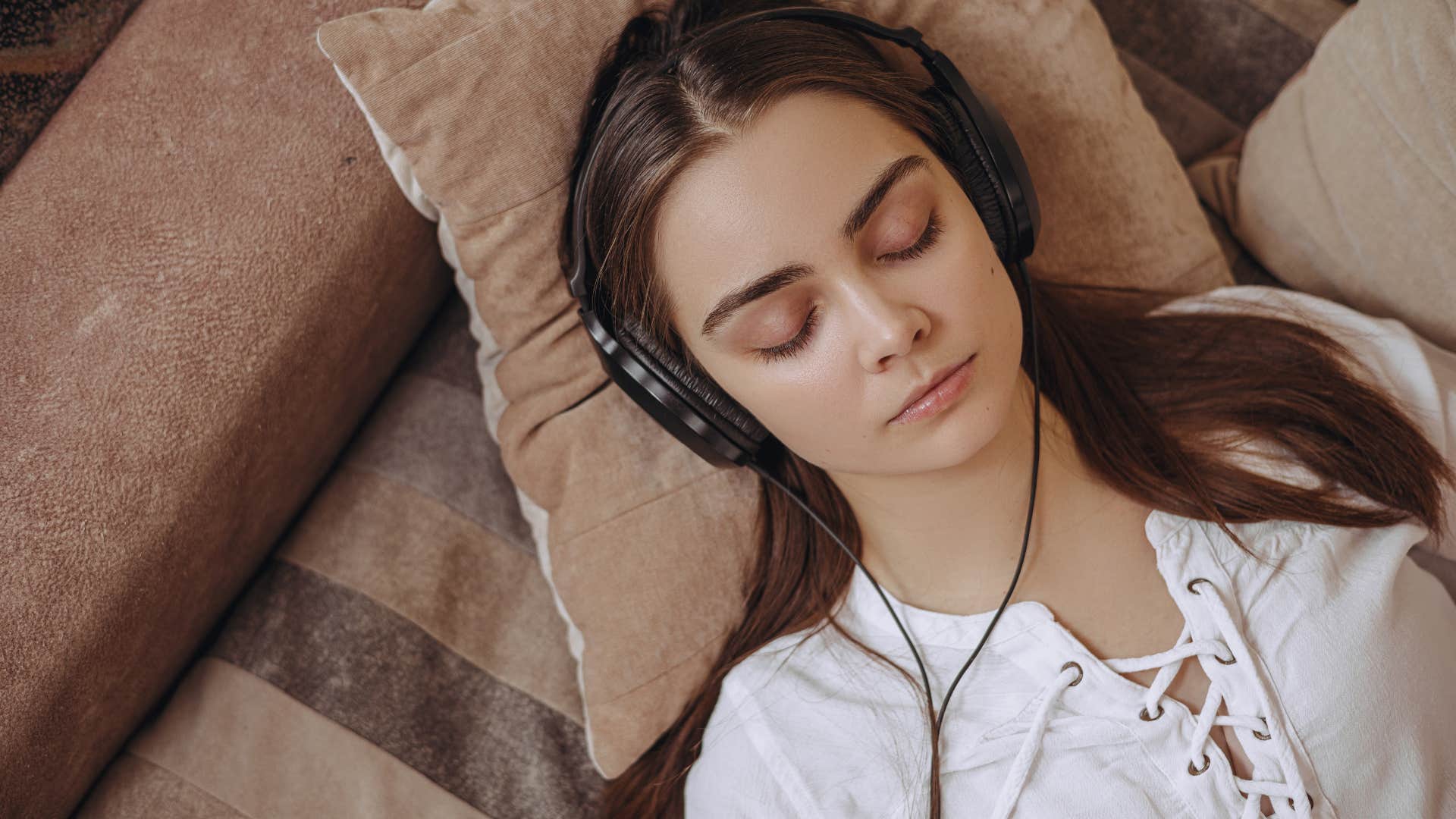 women who can’t stand sleeping next to their husbands often do these things at night wear headphones
