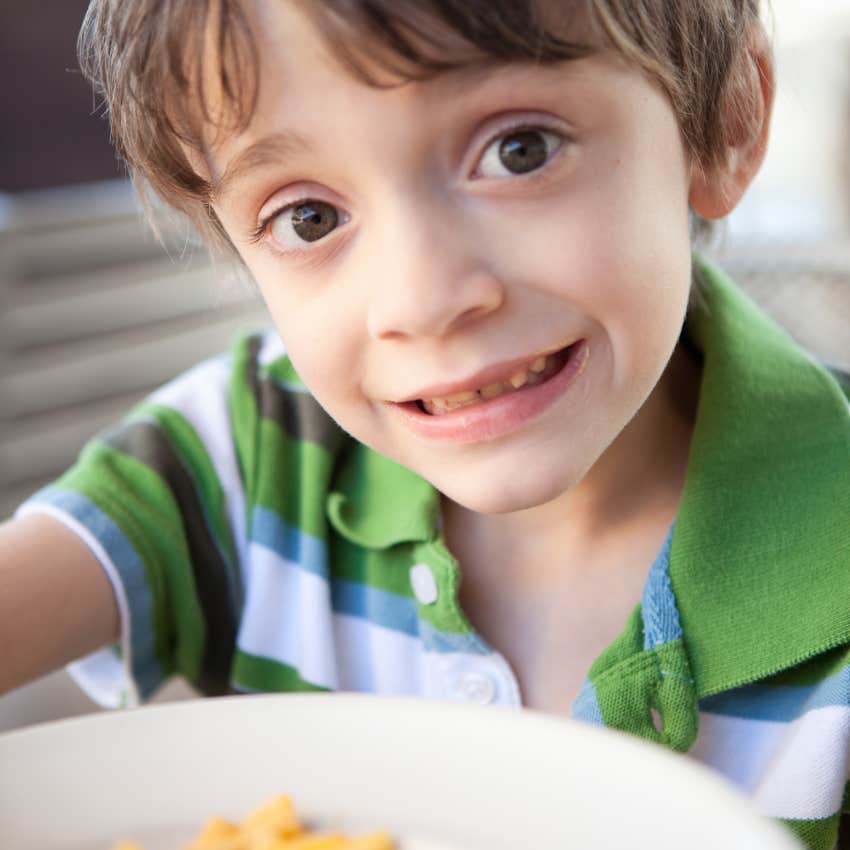 Mom Handing Out Mac And Cheese And Ramen Instead Of Candy On Halloween mom handing out mac and cheese Halloween because 42 million Americans about to lose SNAP benefits