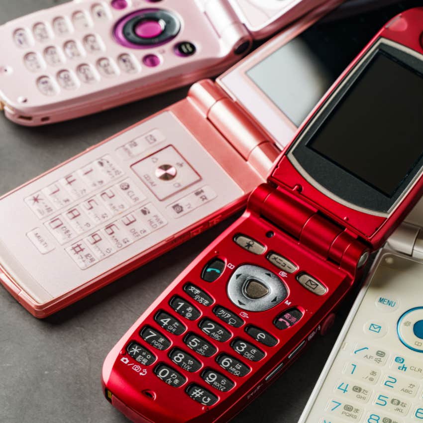 flip phones 90s relic making comeback