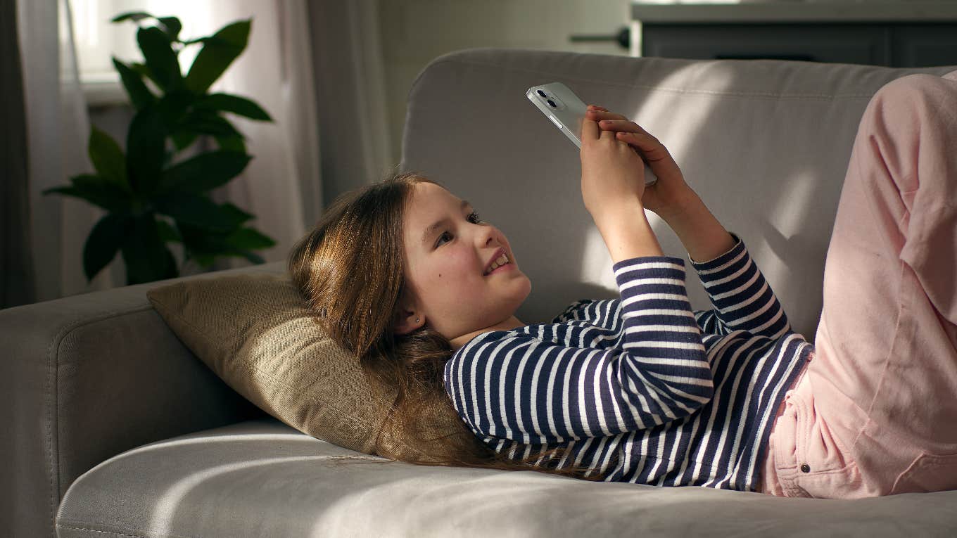 This Is The Age Kids Are Getting Smartphones These Days young girl on smartphone