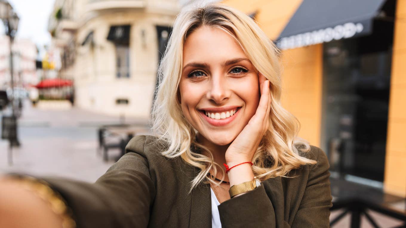 The Art Of Dating: Simple Habits Of People Who Keep It Fun Without Lowering Their Standards Person who keeps dating fun without lowering her standards.