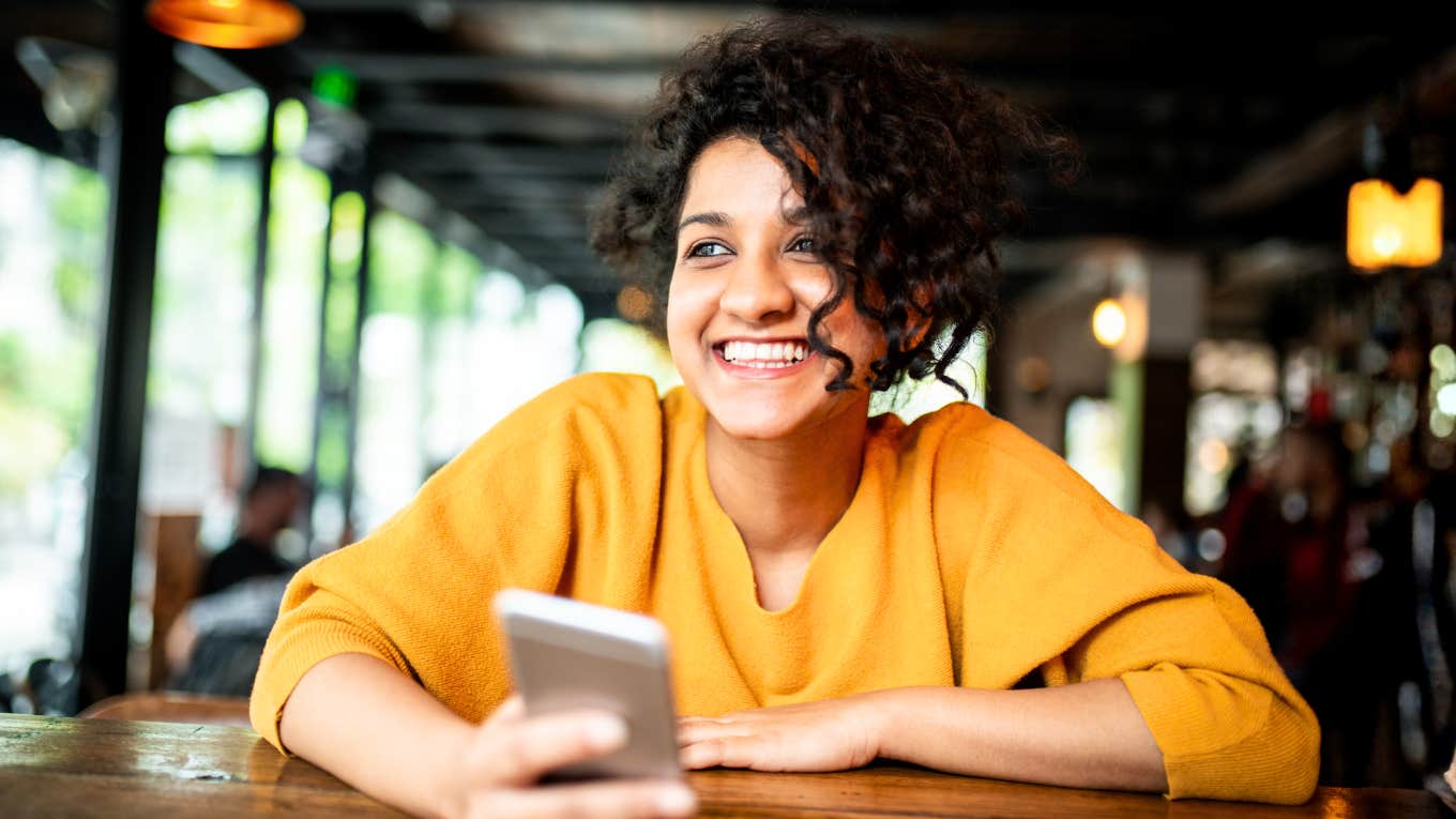 The Art Of The Text: Simple Habits Of People Who Turn Texting Into Chemistry, Not Confusion Woman who turns texting into chemistry.