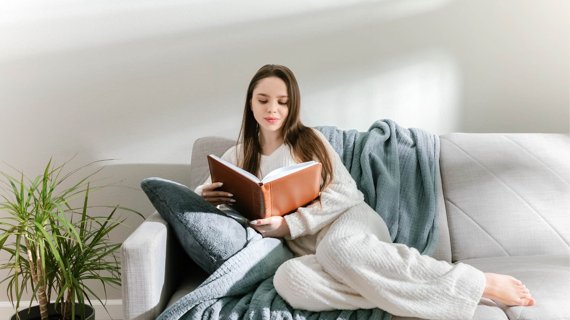 woman who is joyfully single as she realizes some people are single at heart