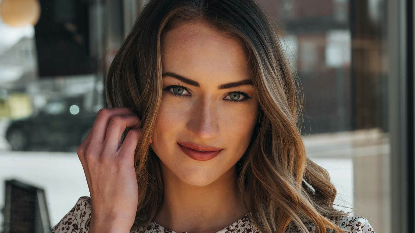 The Art Of Body Language: Simple Habits Of Naturally Attractive Women Attractive woman.