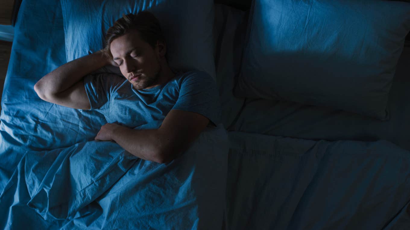 Your Brain May Be Telling You Something If You Fall Asleep In Less Than 10 Minutes man sleeping after falling asleep quickly