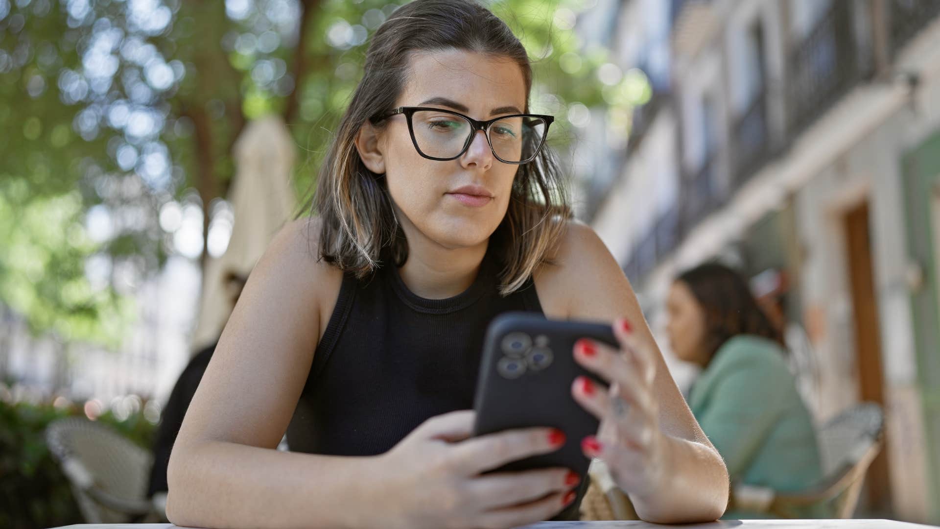 do you hate me now deeply anxious people almost always send these texts during casual conversations upset woman anxiously texting do you hate me now to friend