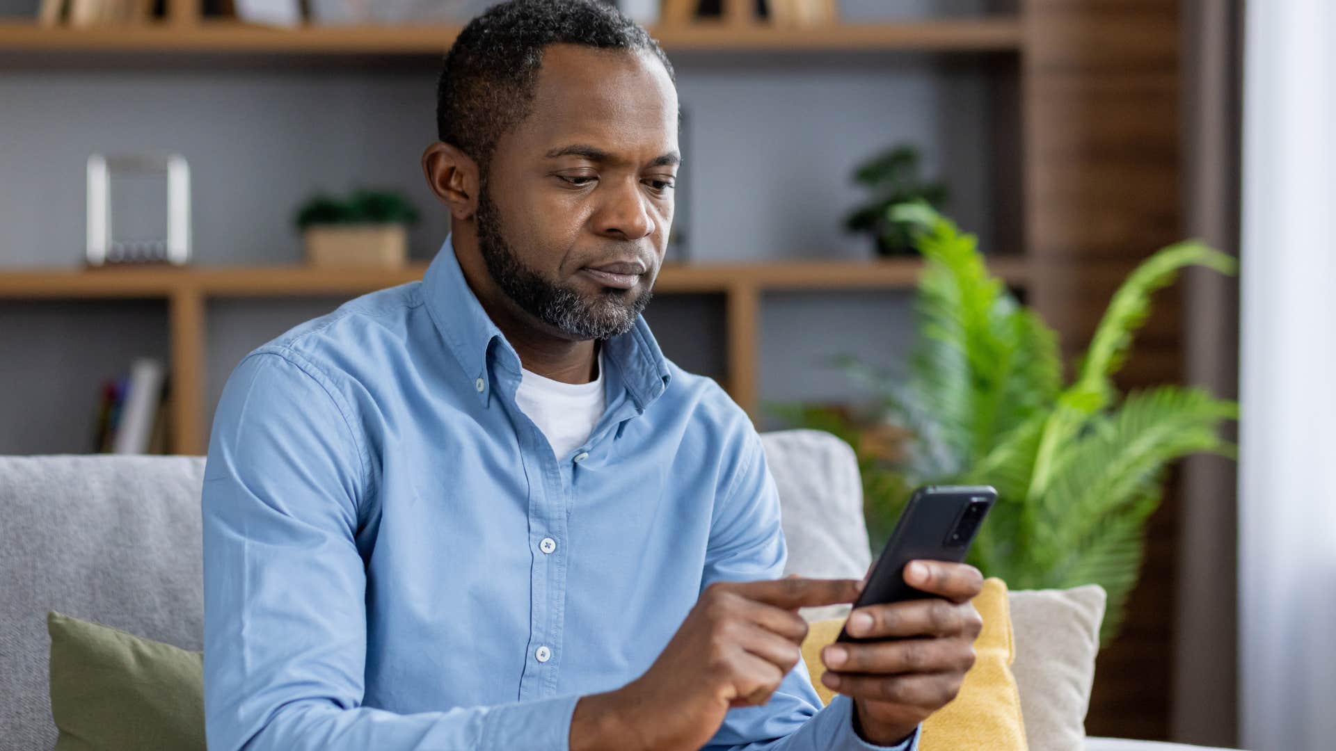 no pressure at all deeply anxious people almost always send these texts during casual conversations man texting no pressure at all to friend anxiously